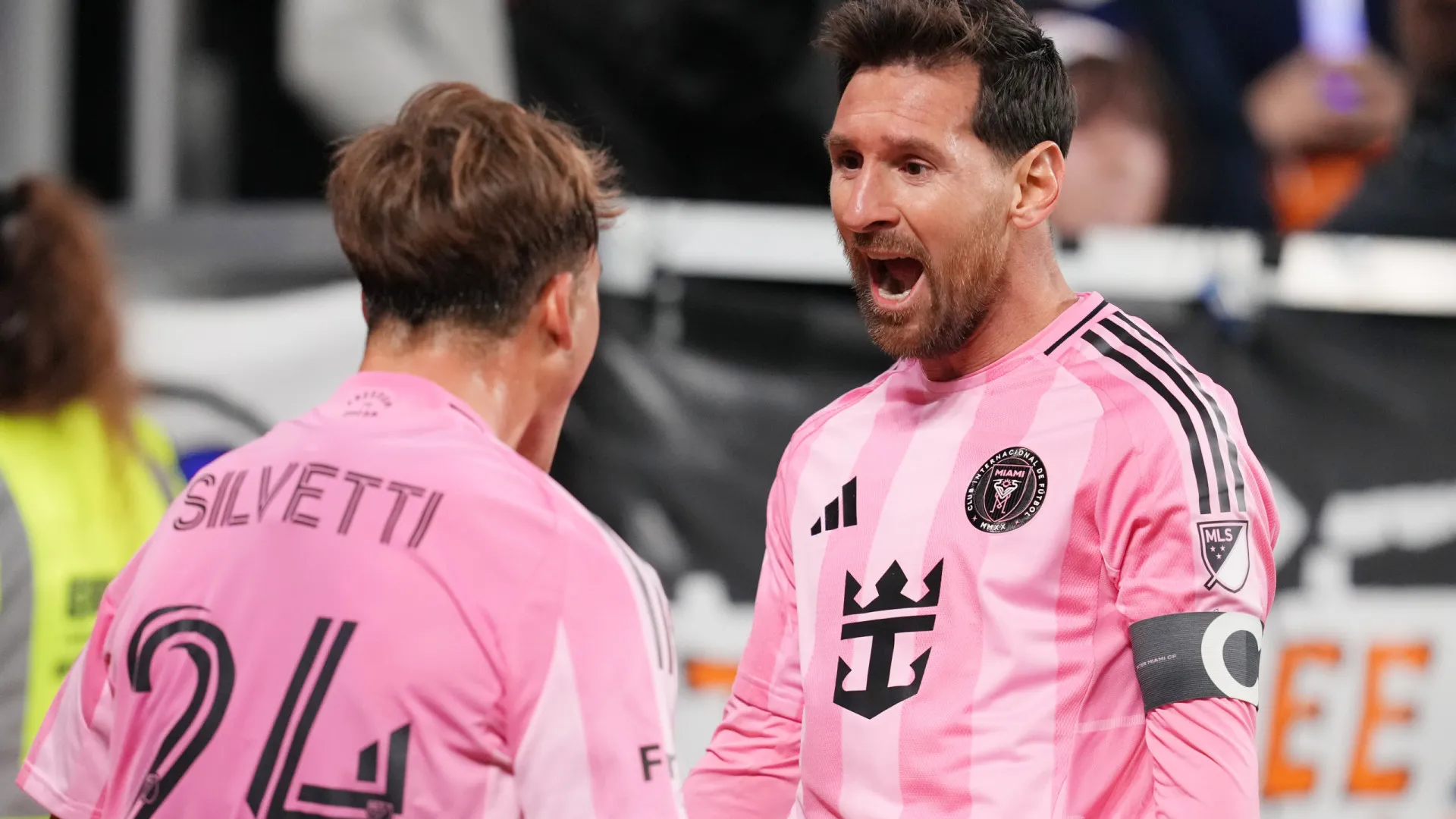 
                    Messi dá show com golo e 3 assistências e coloca Inter Miami nas 'meias'
                