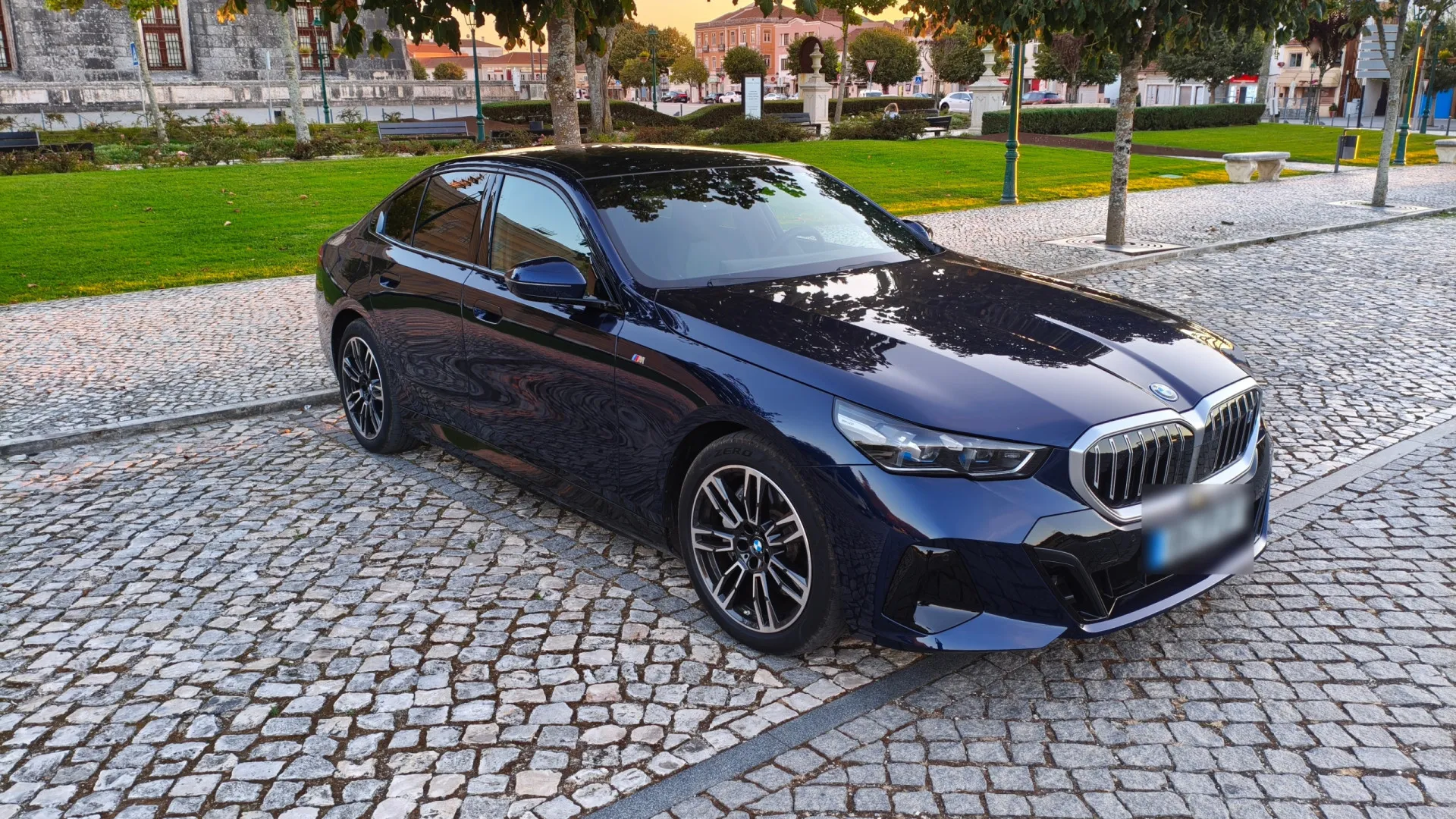
                    BMW i5 eDrive 40: Testámos esta berlina elétrica e o som impressionou-nos
                