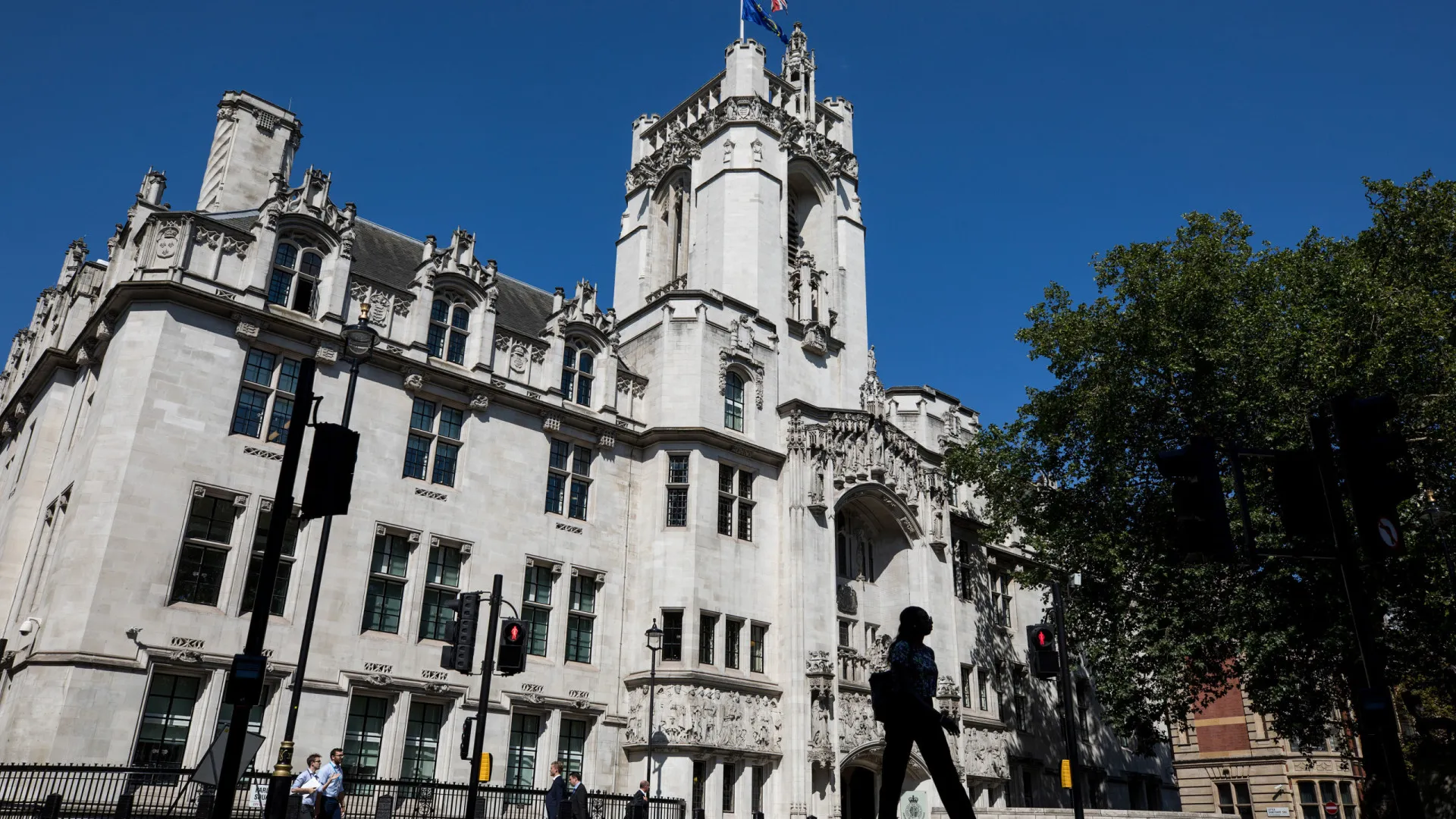 
                    Noivas em guerra? Mulher processa esposa secreta do marido por herança
                