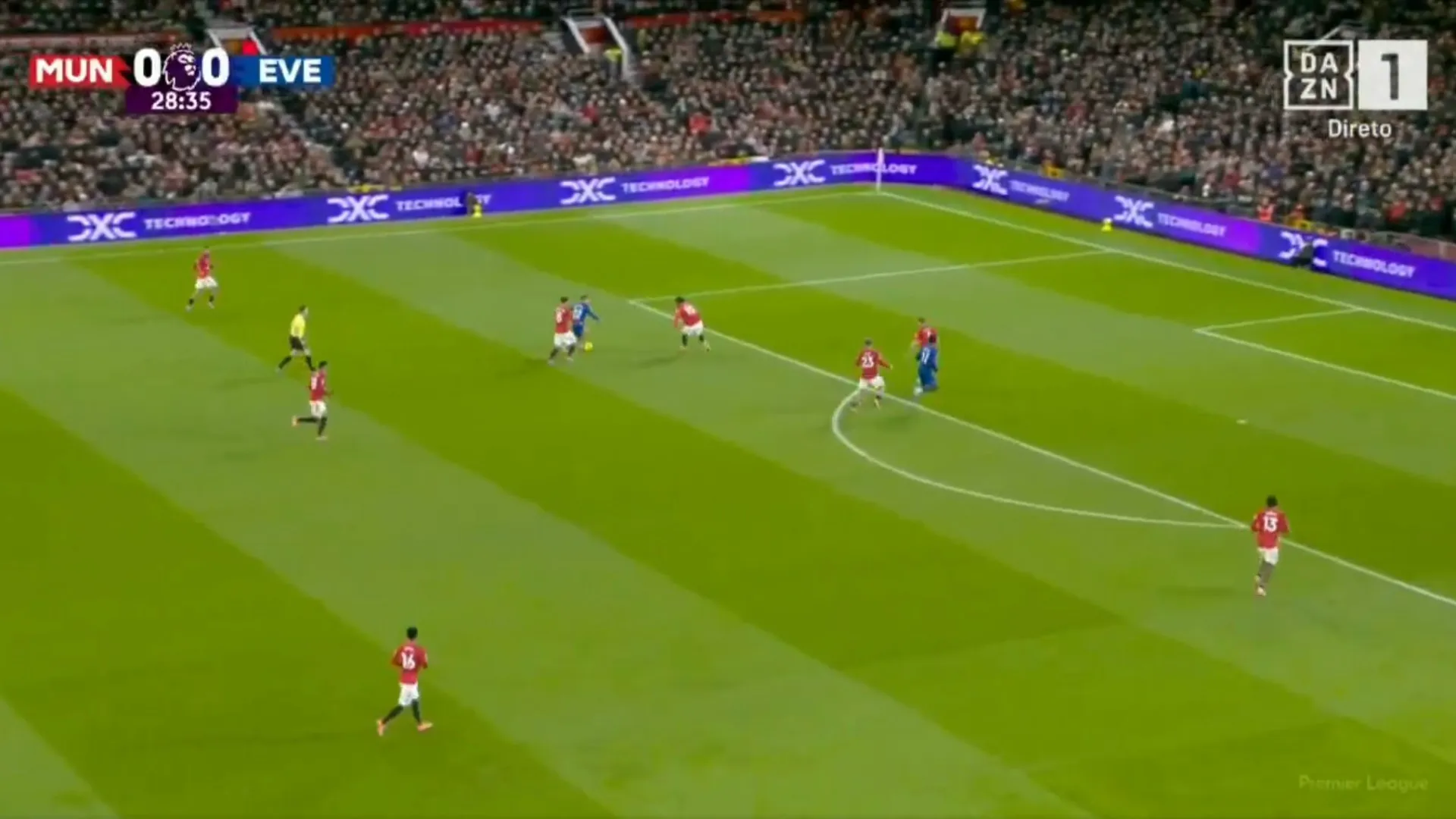 
                    Passividade entre Bruno Fernandes e Yoro resultou neste golo do Everton
                