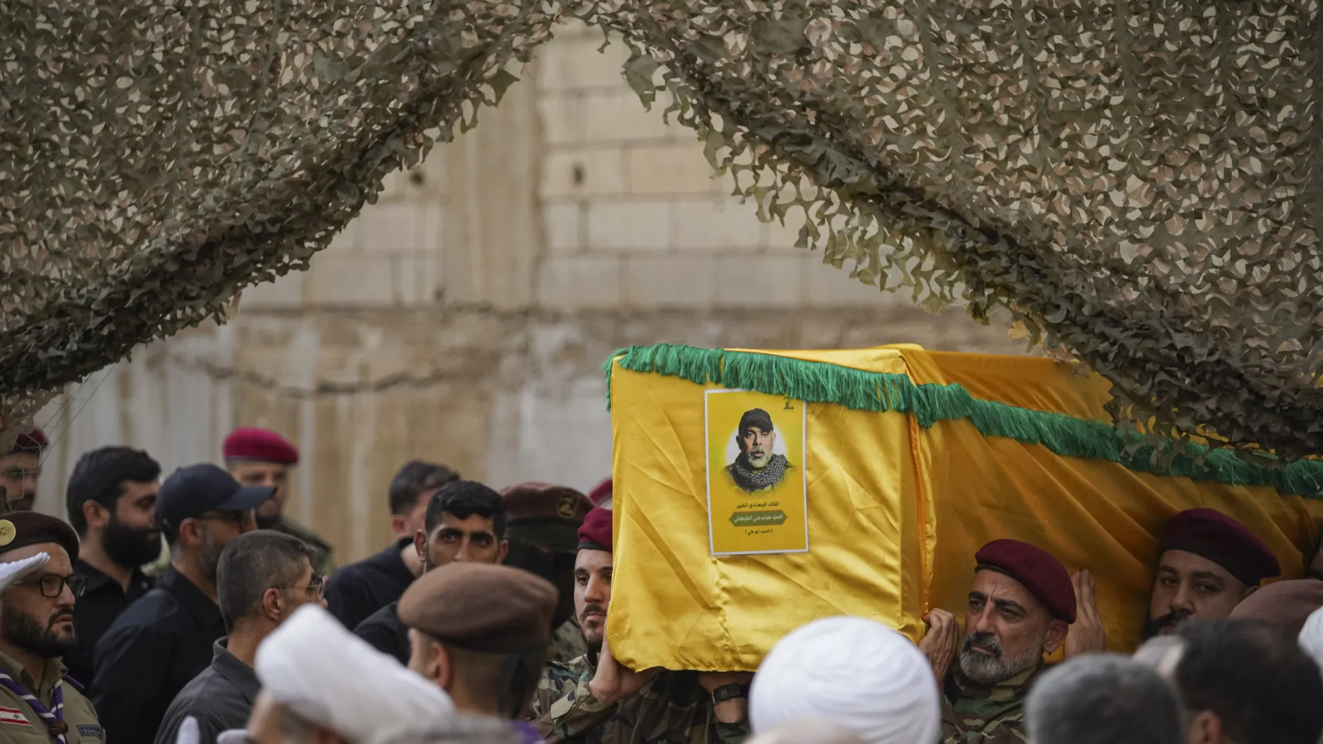 
                    Guarda iraniana reclama vingança por morte de comandante do Hezbollah
                