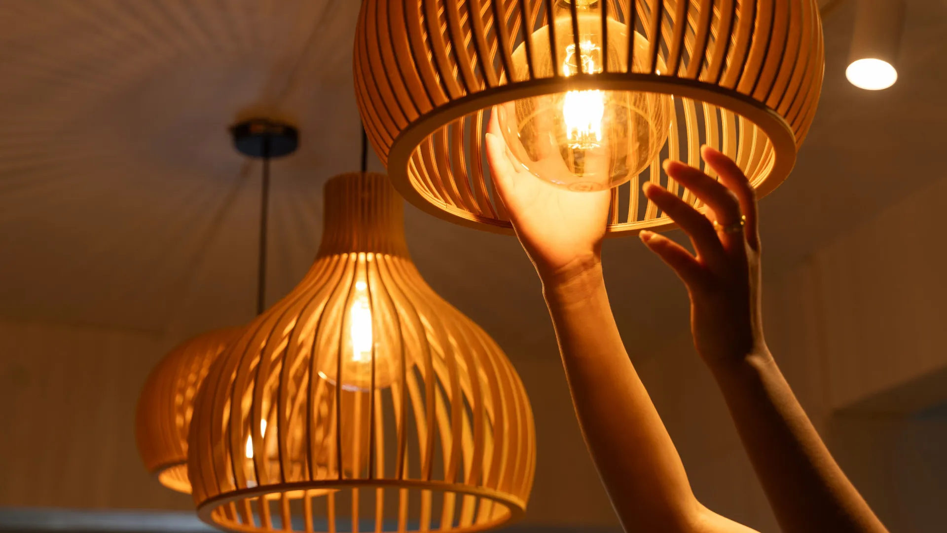 
                    Luz branca ou amarela? A explicação para trocar já a lâmpada do quarto
                