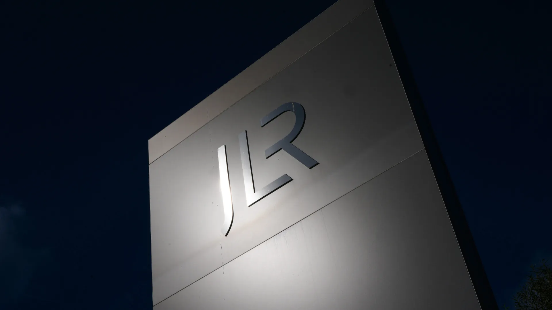 
                    Jaguar Land Rover já produz normalmente, mas ciberataque deixou marcas
                