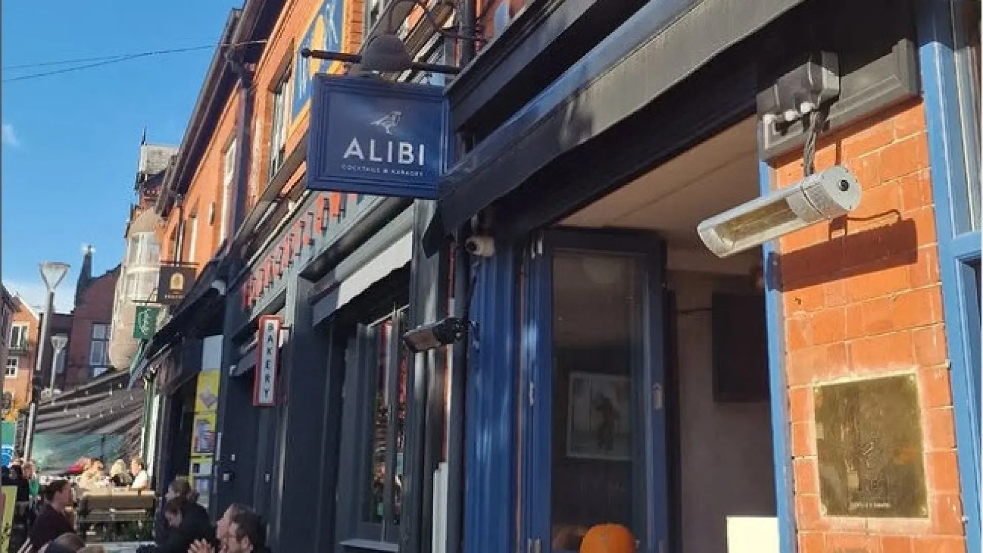 
                    Dono de bar proíbe entrada a clientes que venham sozinhos. Perceba porquê
                