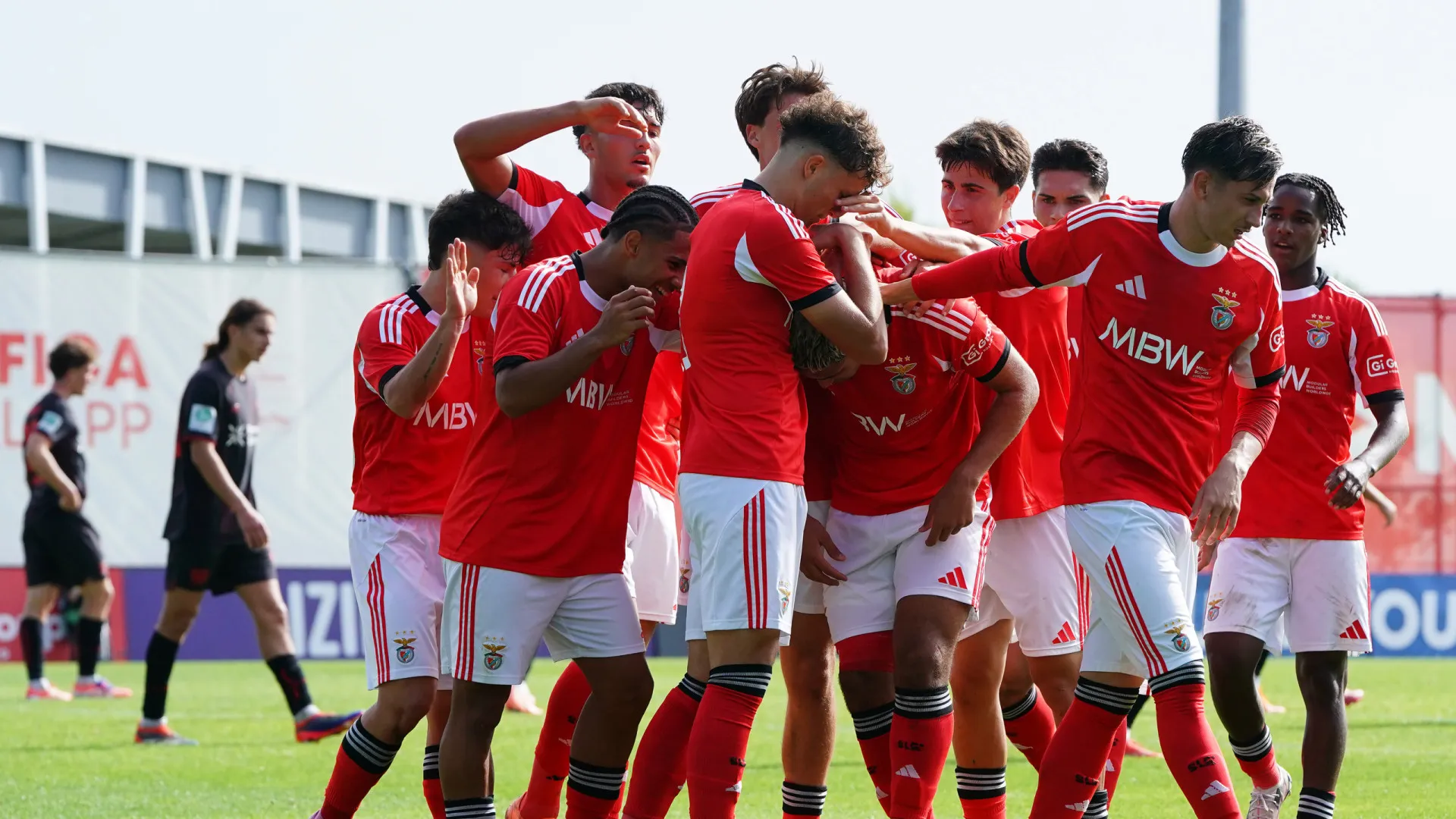 
                    Benfica goleia Ajax e apura-se para os '16avos' da UEFA Youth League
                