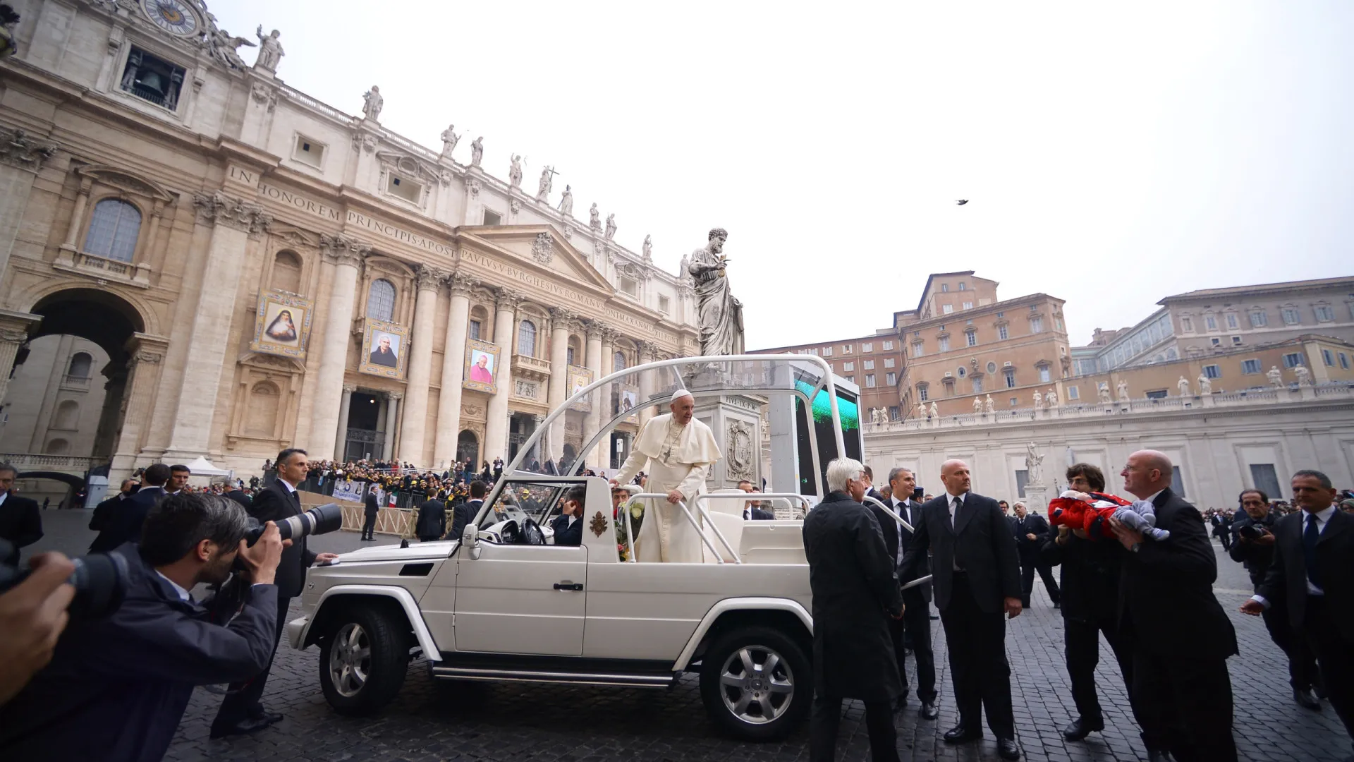 Izrael preprečil vstop papežmobile v Gazo, preurejenemu v mobilno kliniko