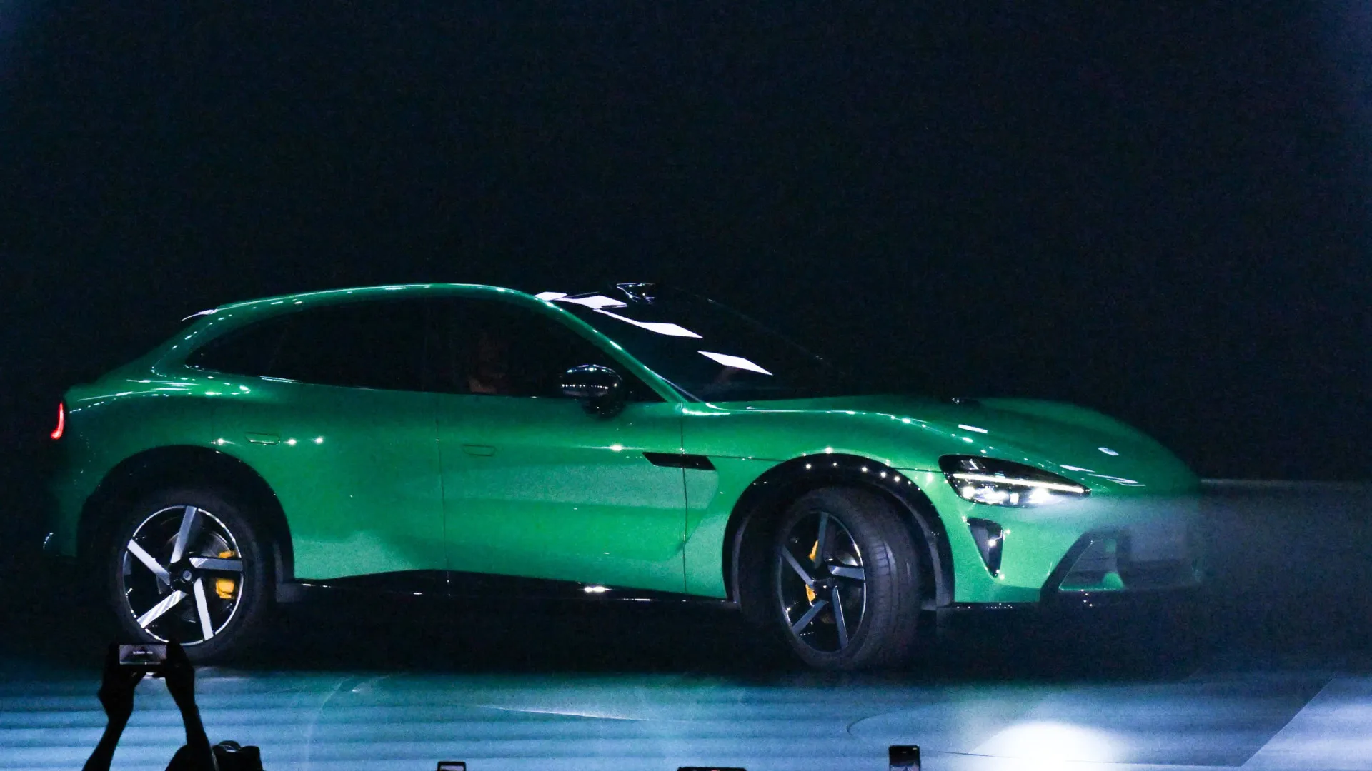 
                    Este carro da Xiaomi ganhou edição especial (e até tem emblemas em ouro)
                