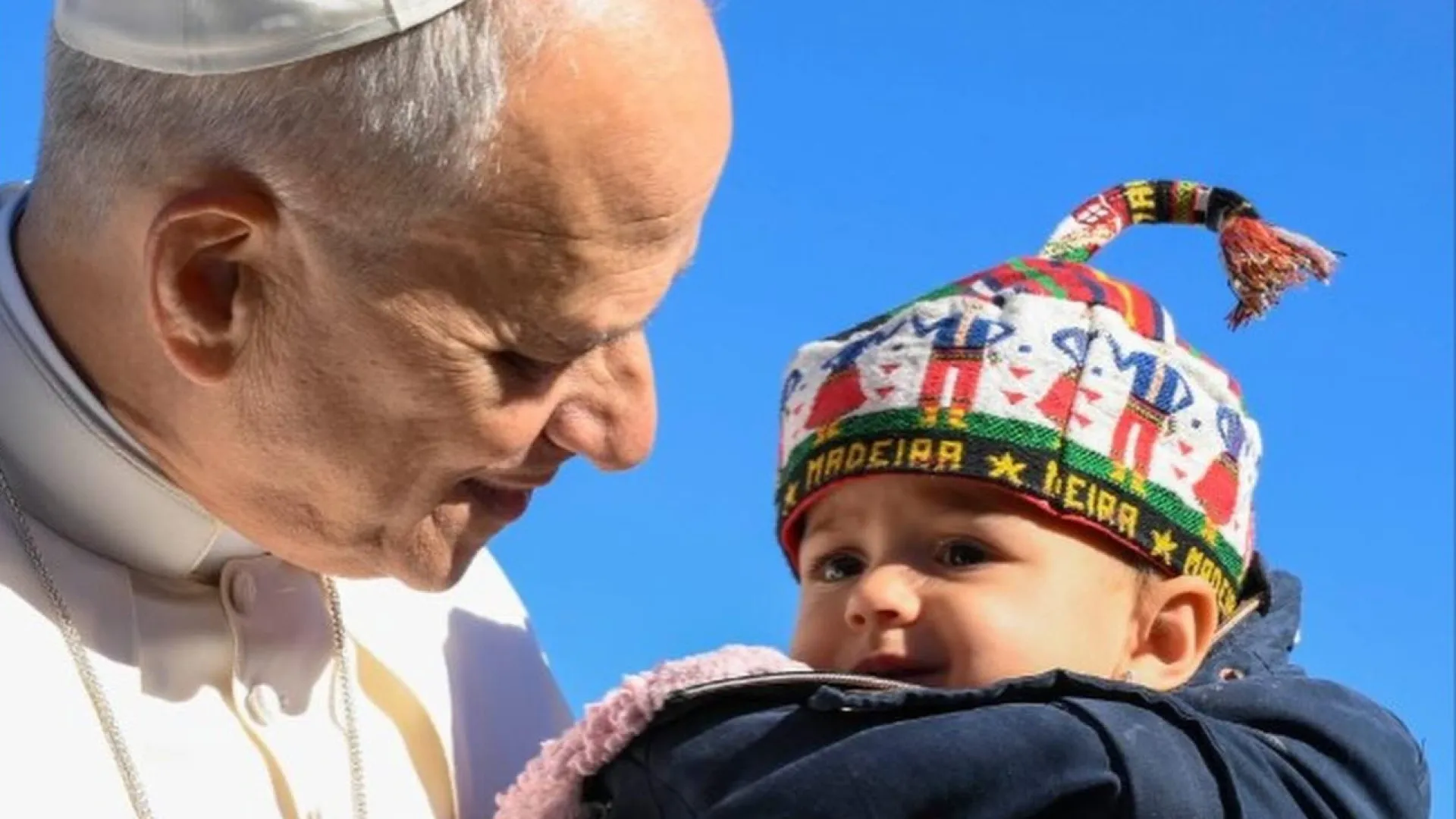 
                    Bebé com carapuça madeirense abençoado por Papa Leão XIV
                