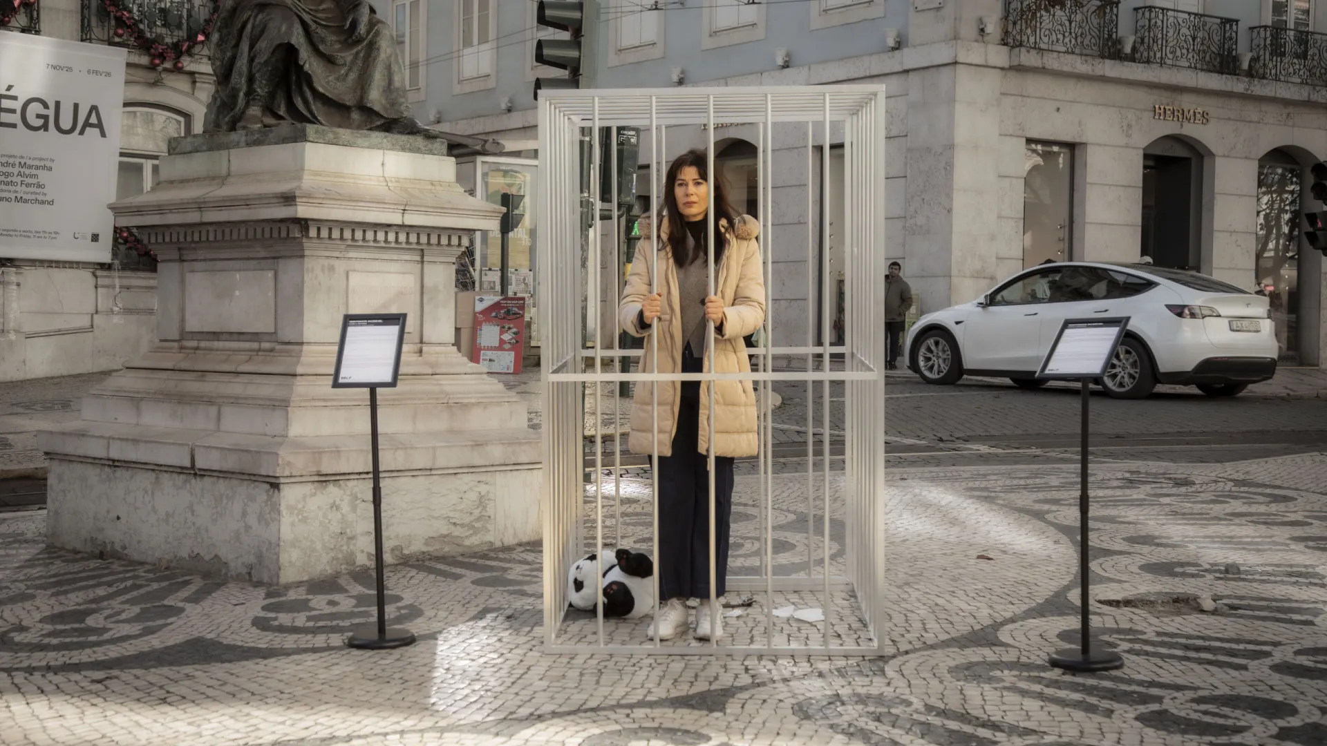 
                    Mulher enjaulada no Chiado? Exposição 