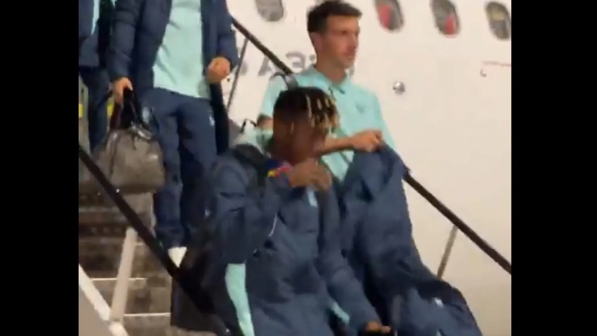 
                    Jogadores do Athletic Bilbao foram recebidos desta forma em Praga
                