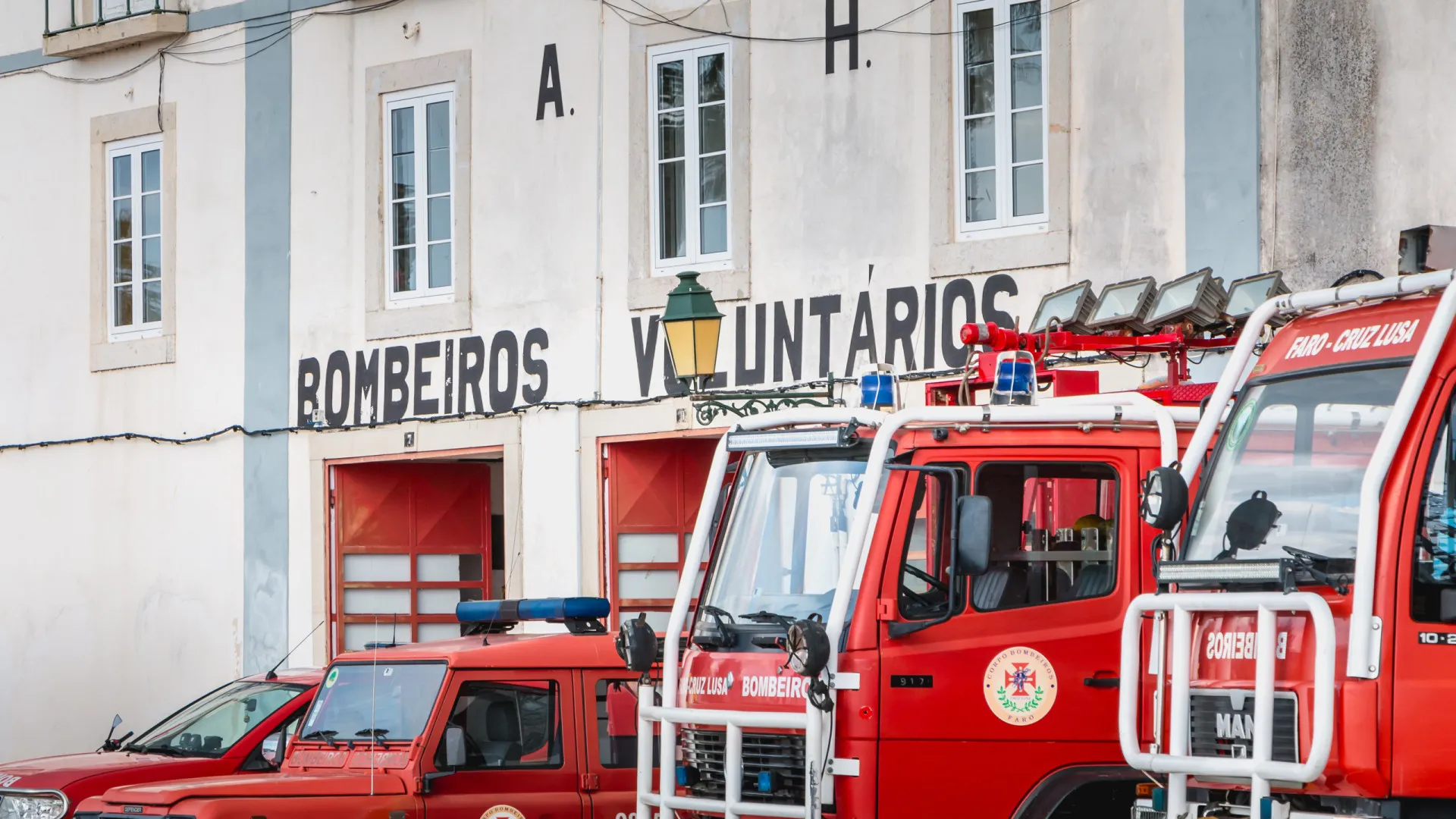 
                    Escola Nacional de Bombeiros inicia formação da população com 18 padres
                