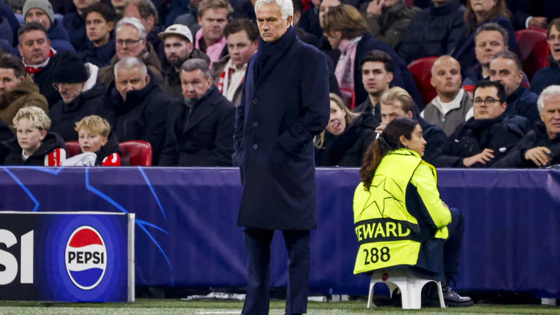 
                    Mourinho felicita jogadores do Benfica com o Ajax: 