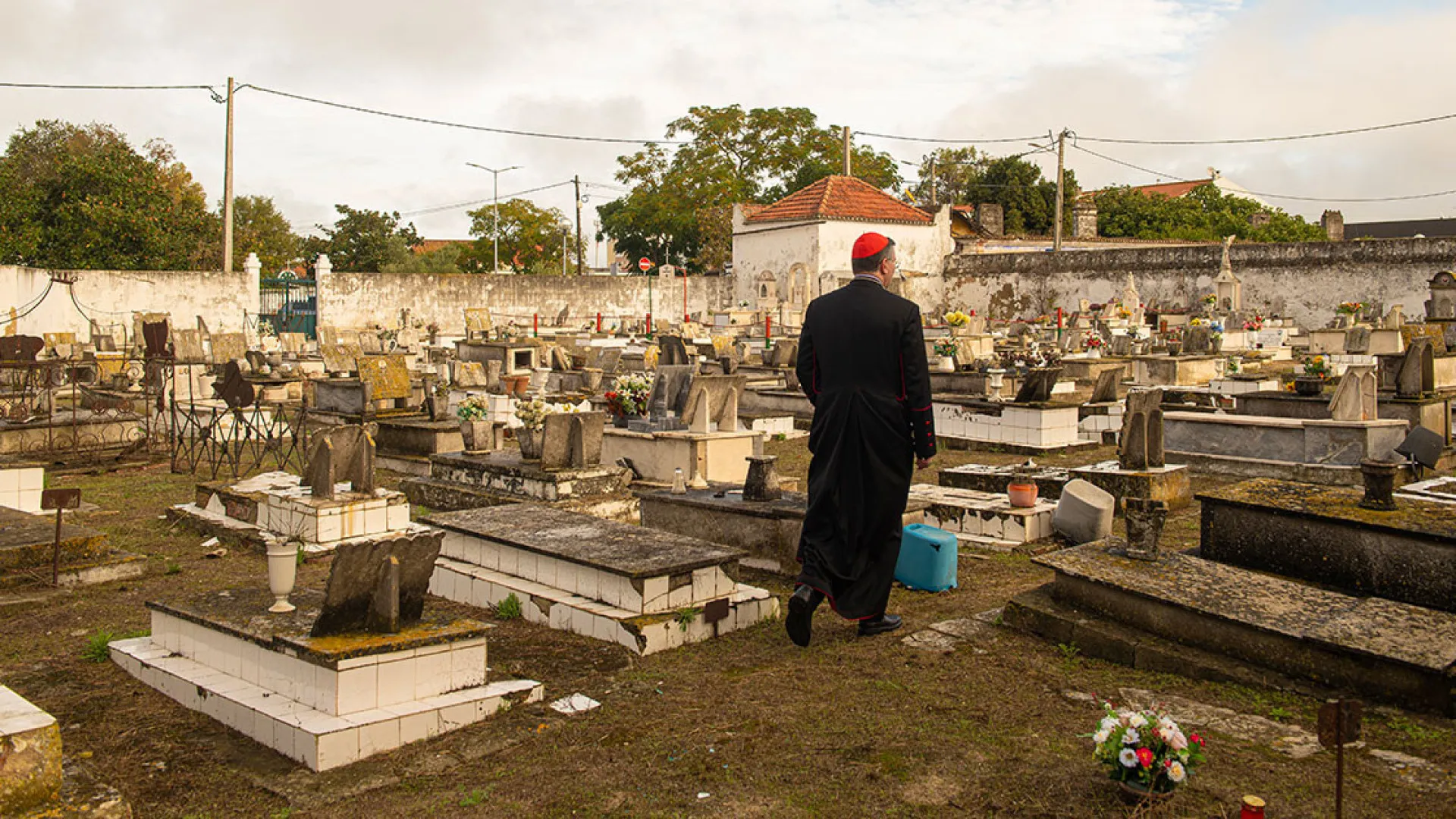 
                    Cardeal Américo Aguiar denuncia profanação de sepulturas em Alhos Vedros
                