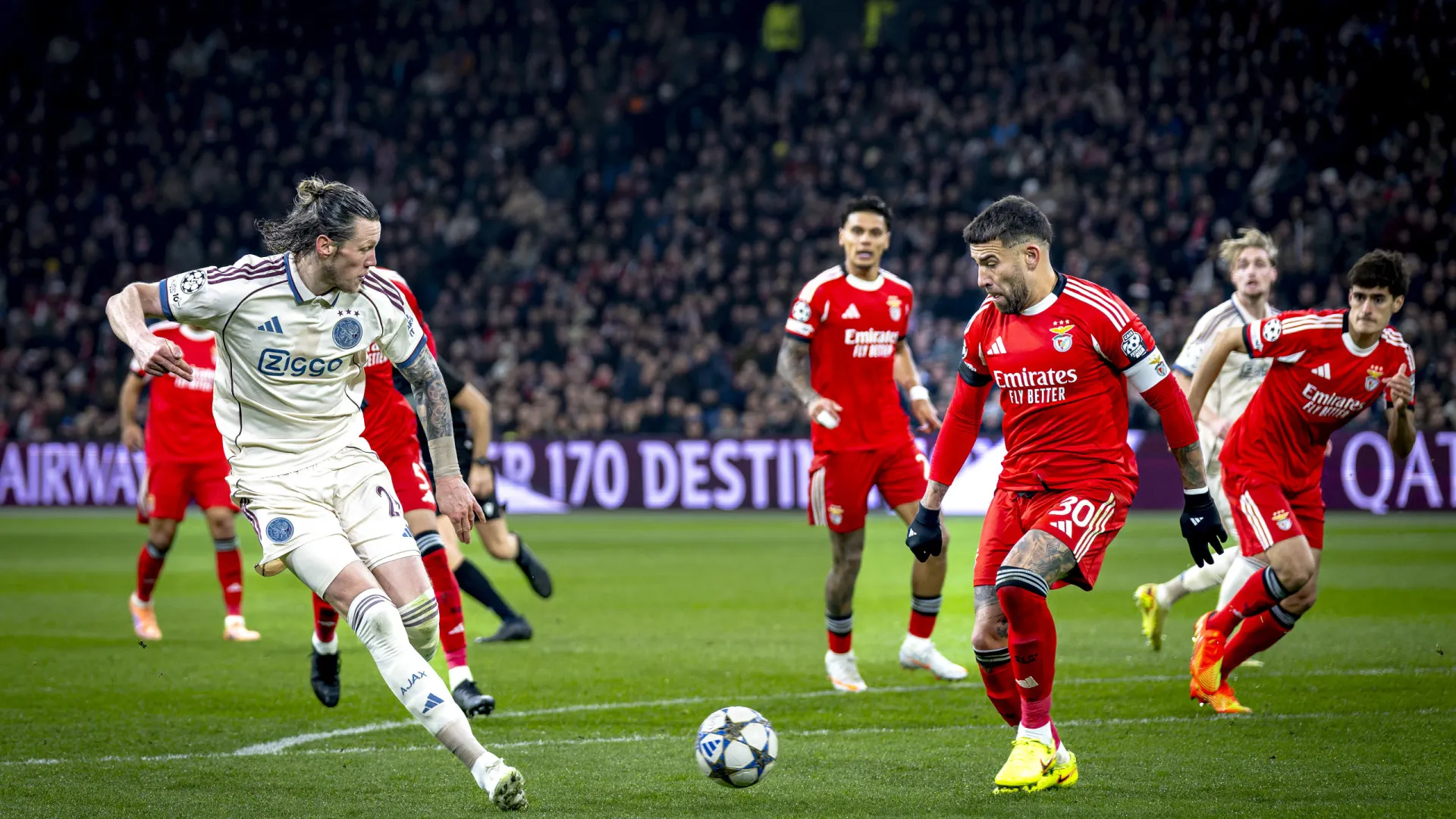 
                    EM DIRETO: Benfica já sabe sorrir e segue-se o Sporting na Champions
                