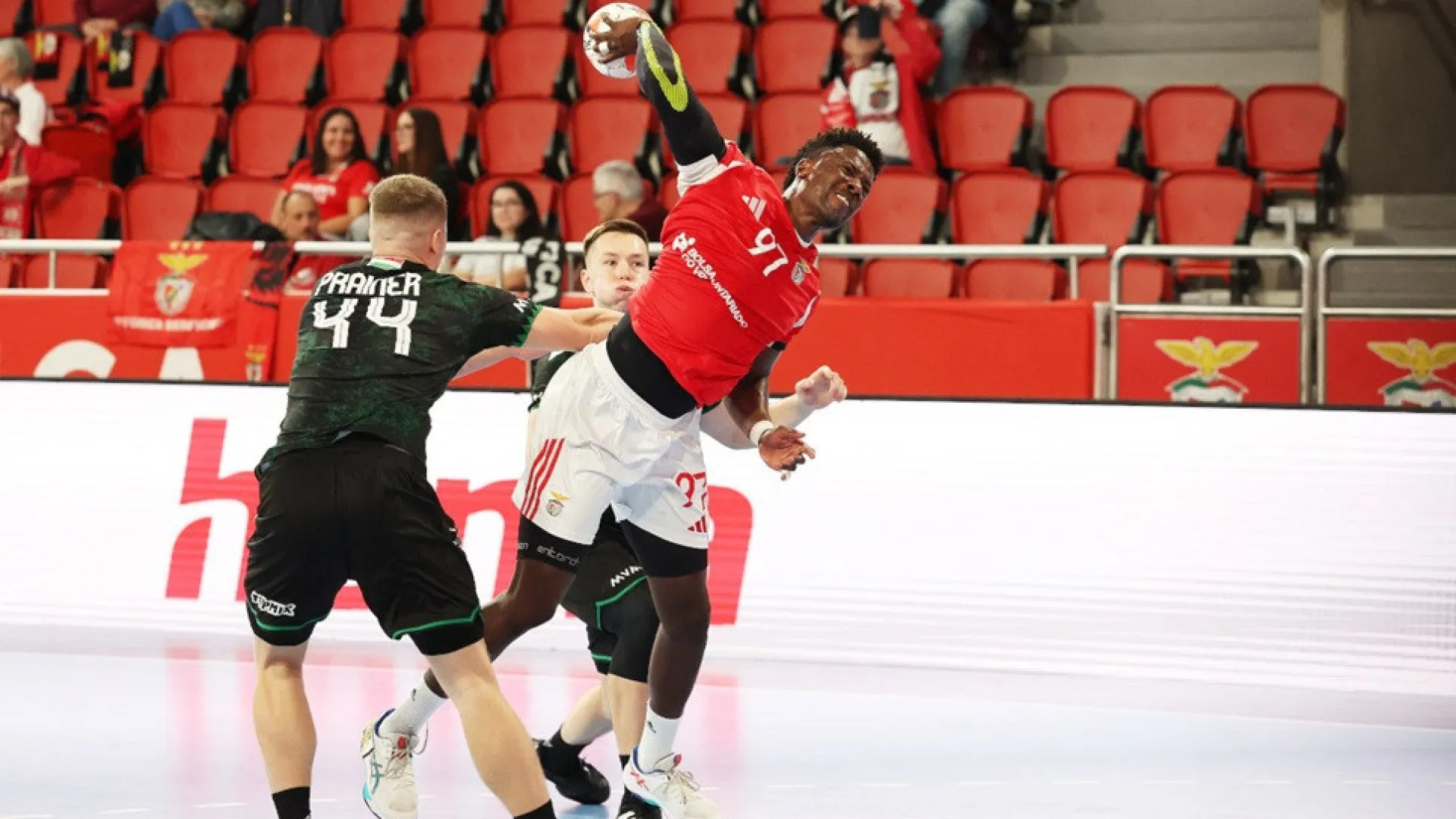 
                    Benfica cai, mas festeja. FC Porto arrasa islandeses e quase imita rival
                