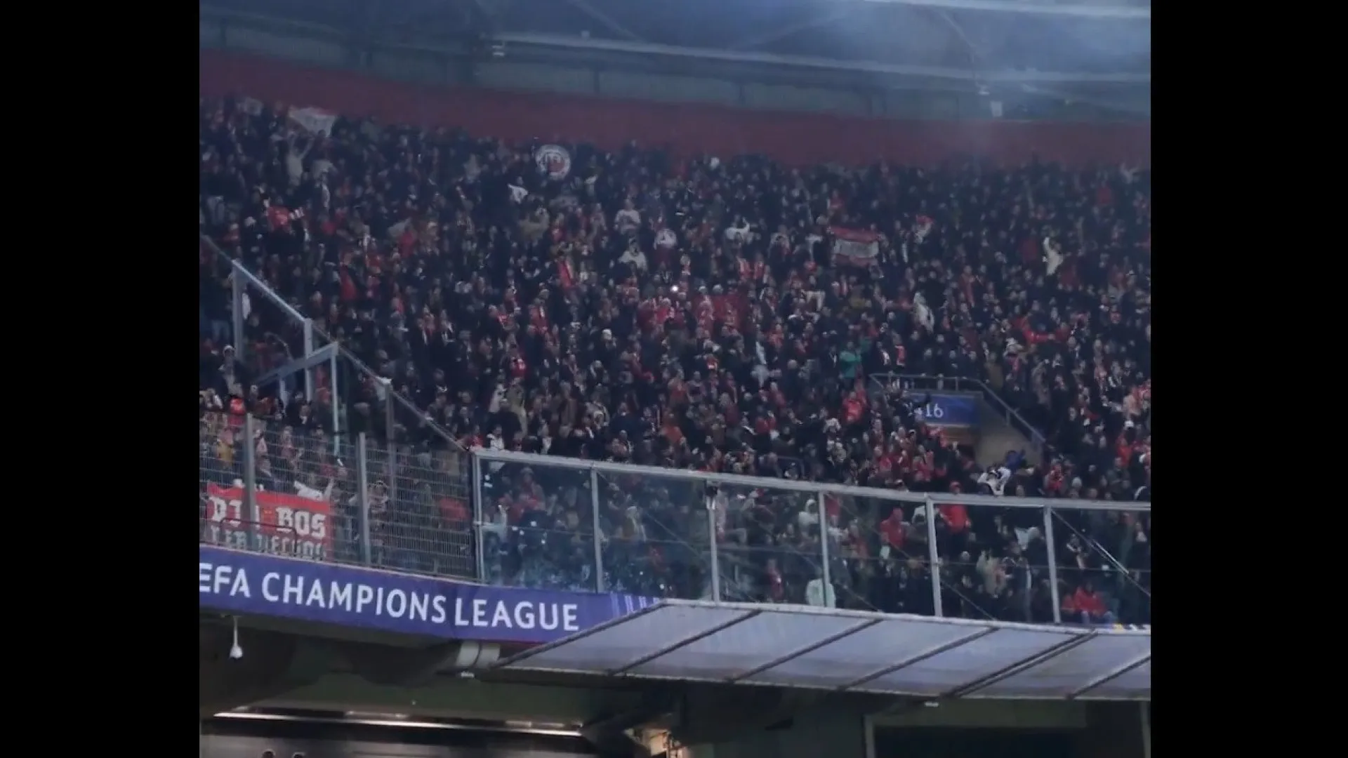 
                    Benfica mostra show de adeptos presentes no primeiro triunfo na Champions
                