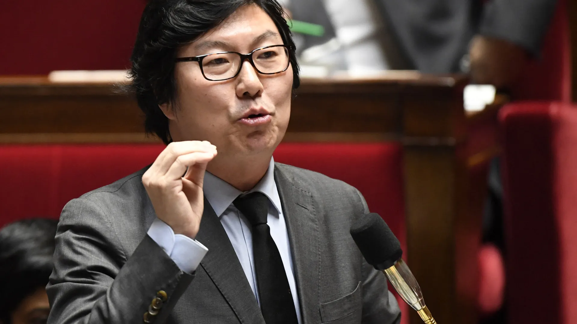 
                    Ex-secretário de Estado francês vai ser julgado por agressão sexual
                