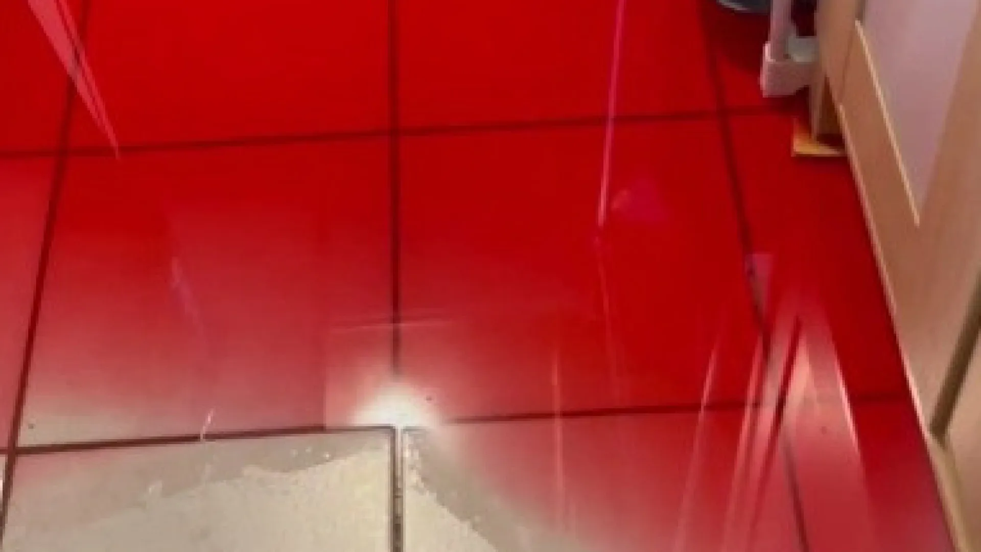 
                    Empresa abastece casa errada com mil litros de óleo. Ficou inundada
                