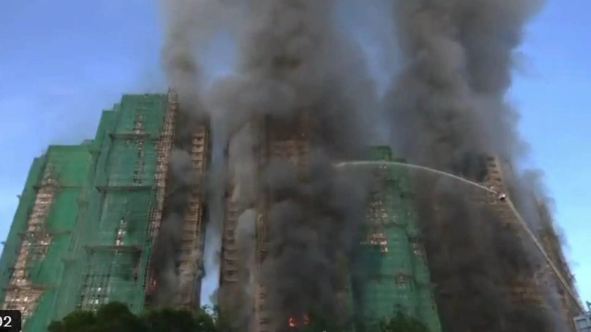 
                    Chamas consomem edifício residencial em Hong Kong. Há vários mortos
                