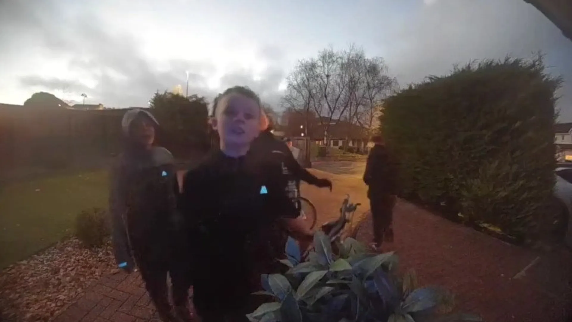 
                    Videovigilância capta concerto inesperado de mini boysband. Já é viral
                