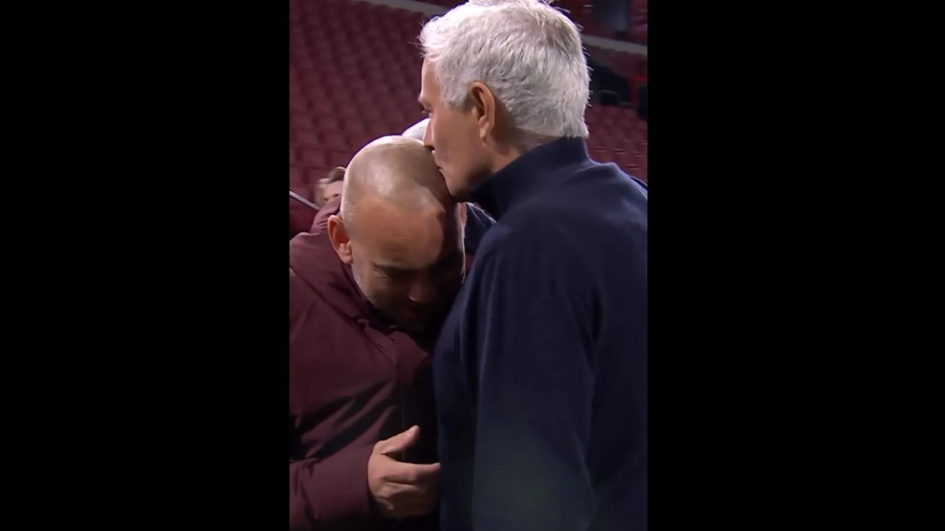 
                    Até lhe beijou a testa. Mourinho encontrou velho conhecido em Amesterdão 
                