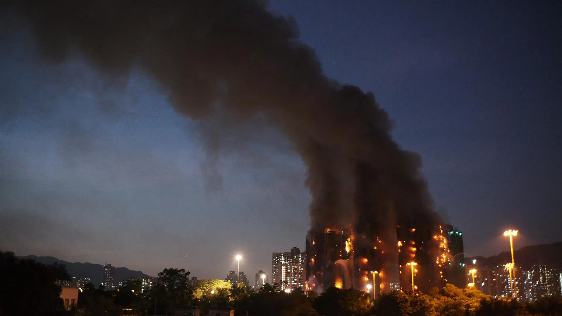 
                    Novo balanço aponta para 75 mortos no incêndio em Hong Kong
                