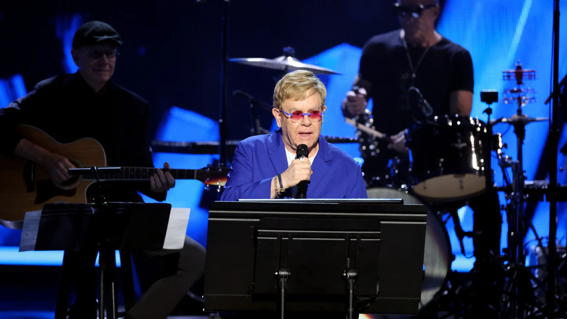 
                    Elton John já não consegue ver do olho direito mas mantém a esperança
                
