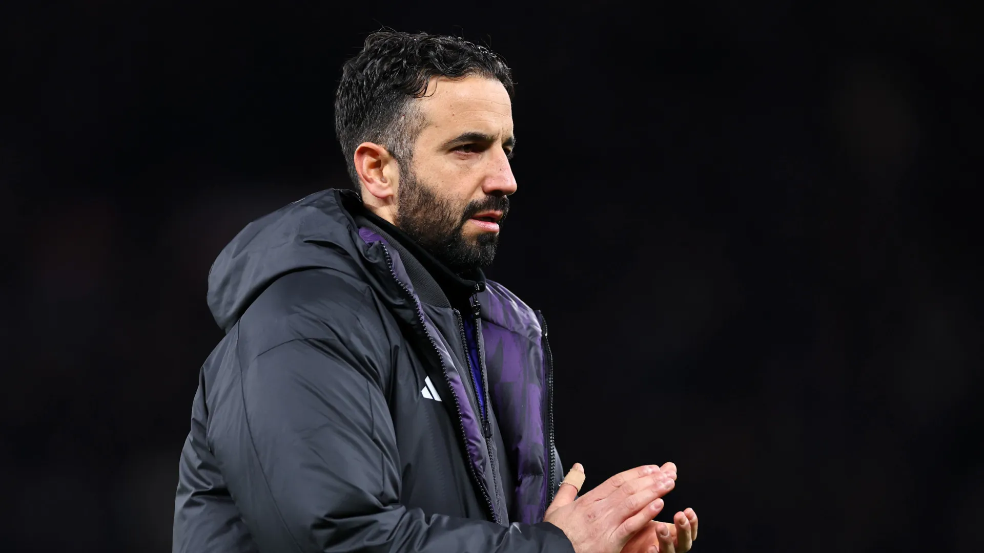 
                    Ferdinand atira-se a Carragher e Neville por causa de Amorim: 