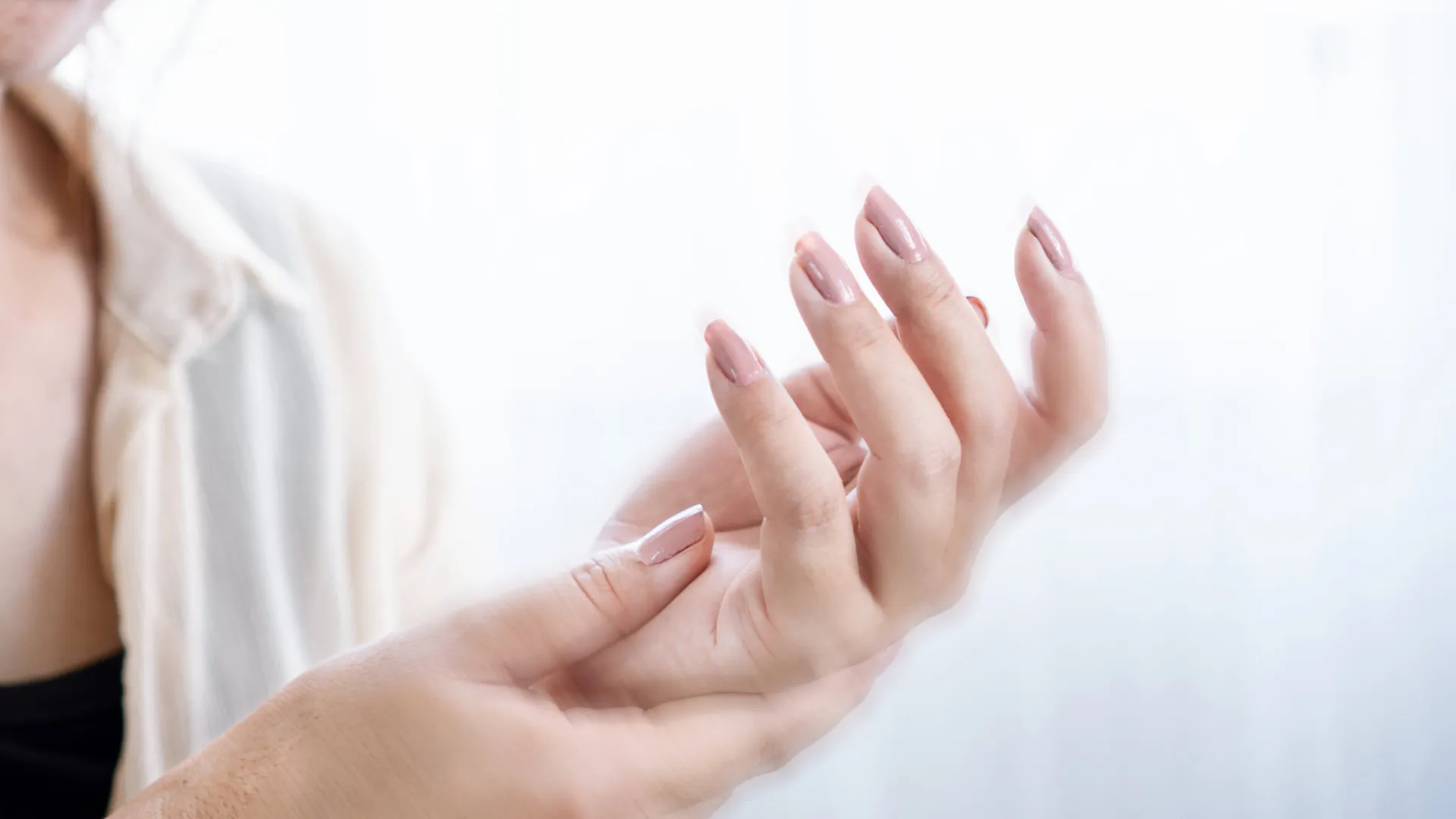 
                    Acordou com formigueiro nas mãos? Conheça os 7 motivos dessa dormência 
                