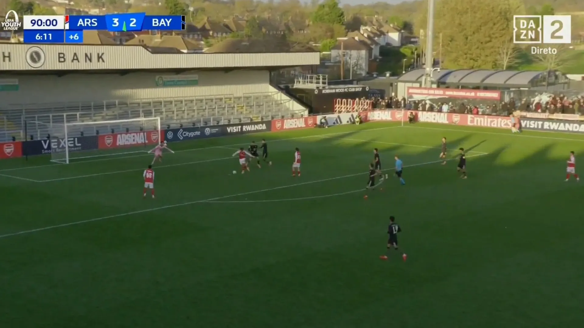 
                    O que foi isto? Golo de miúdo de 15 anos do Arsenal promete correr mundo
                