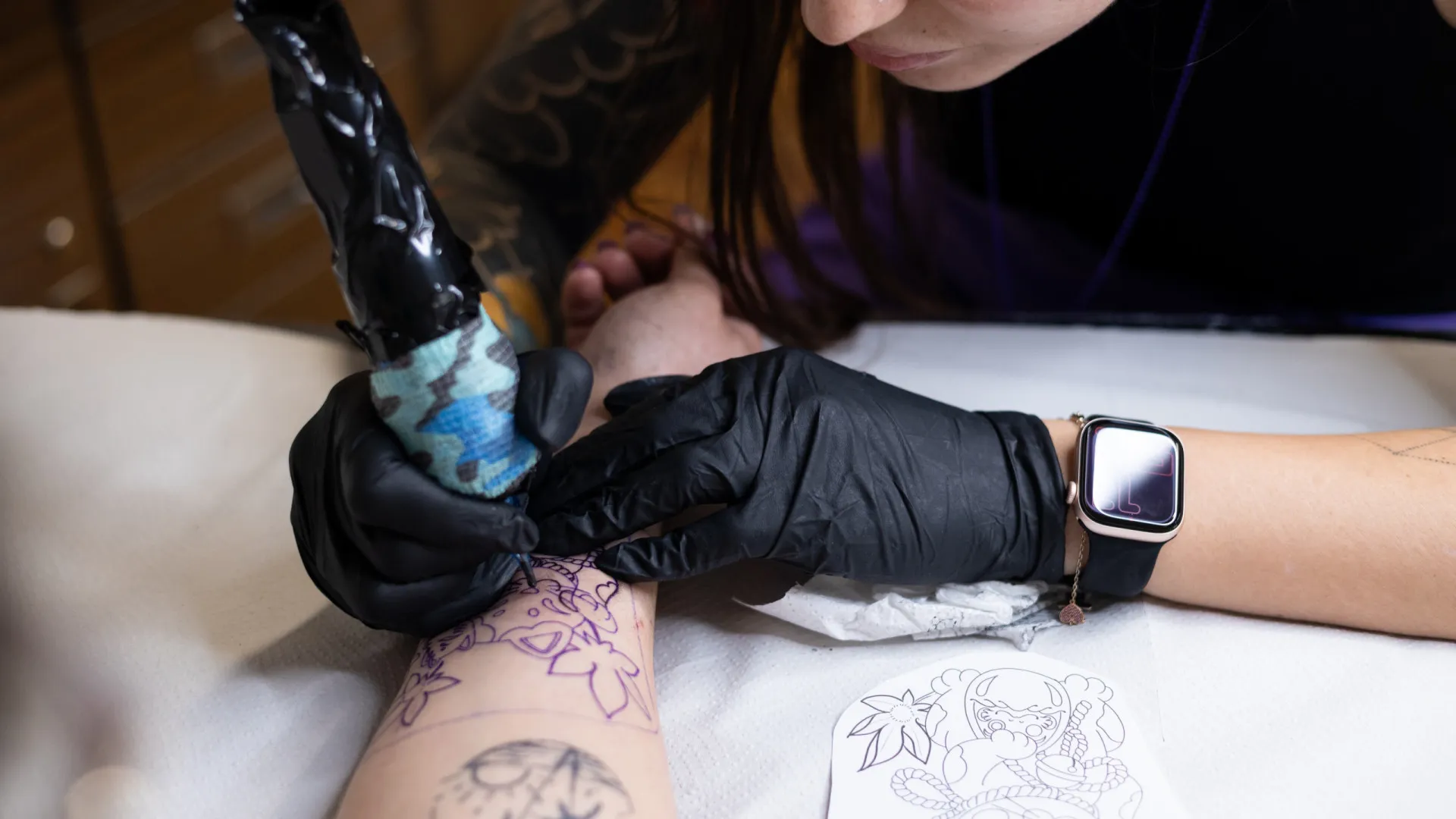 
                    Estudo descobre que tatuagens podem prejudicar o sistema imunitário
                