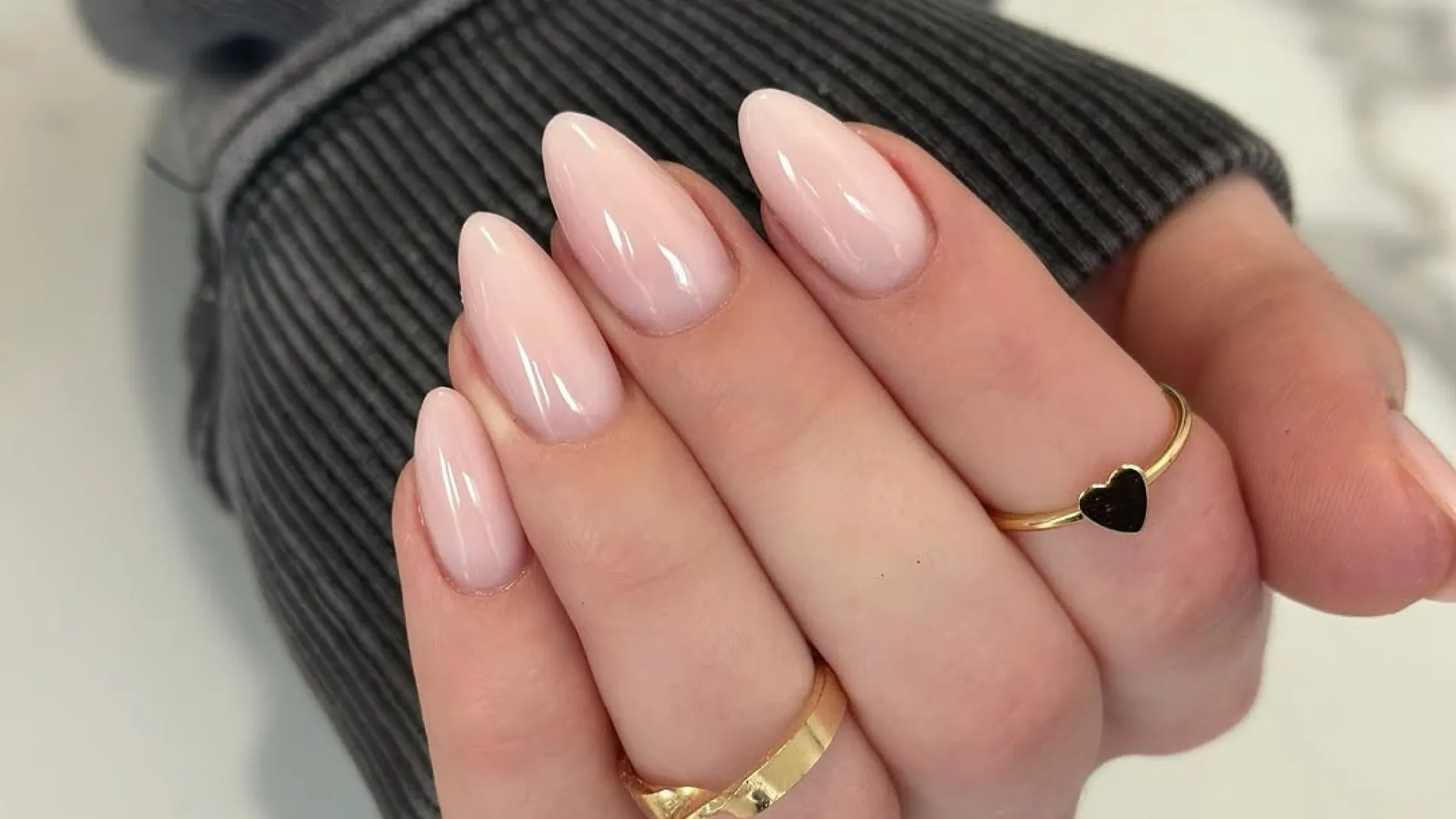 
                    Manicura. Eis 11 cores de unhas que combinam com todas as roupas
                