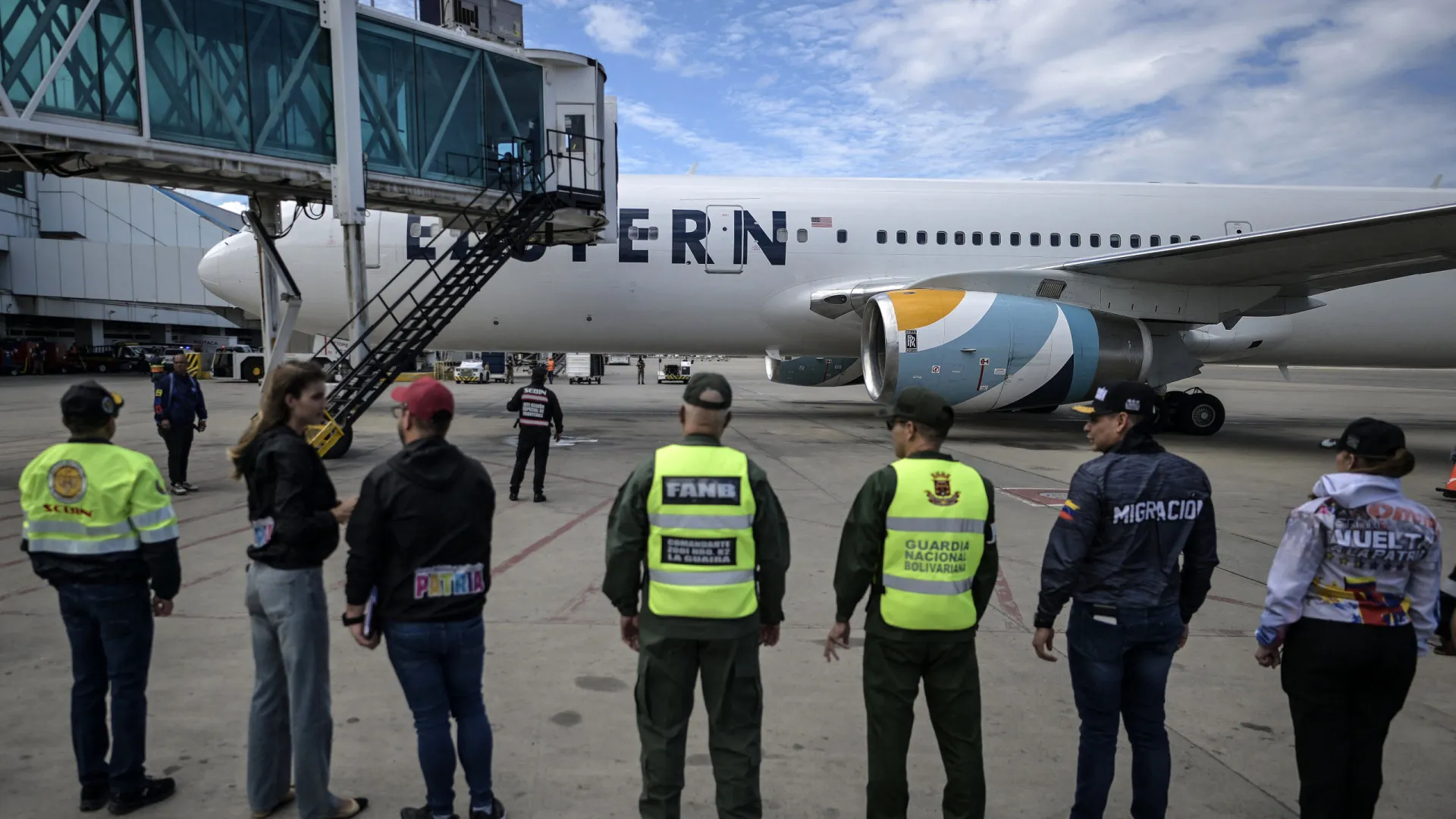
                    Avião com 175 deportados dos EUA chega a Caracas em plena crise de voos
                