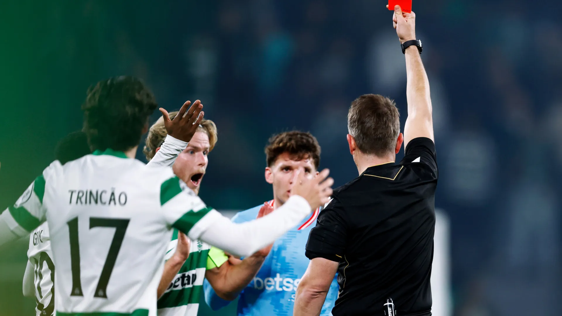 
                    Hjulmand incrédulo. Capitão do Sporting viu vermelho e foi salvo pelo VAR
                