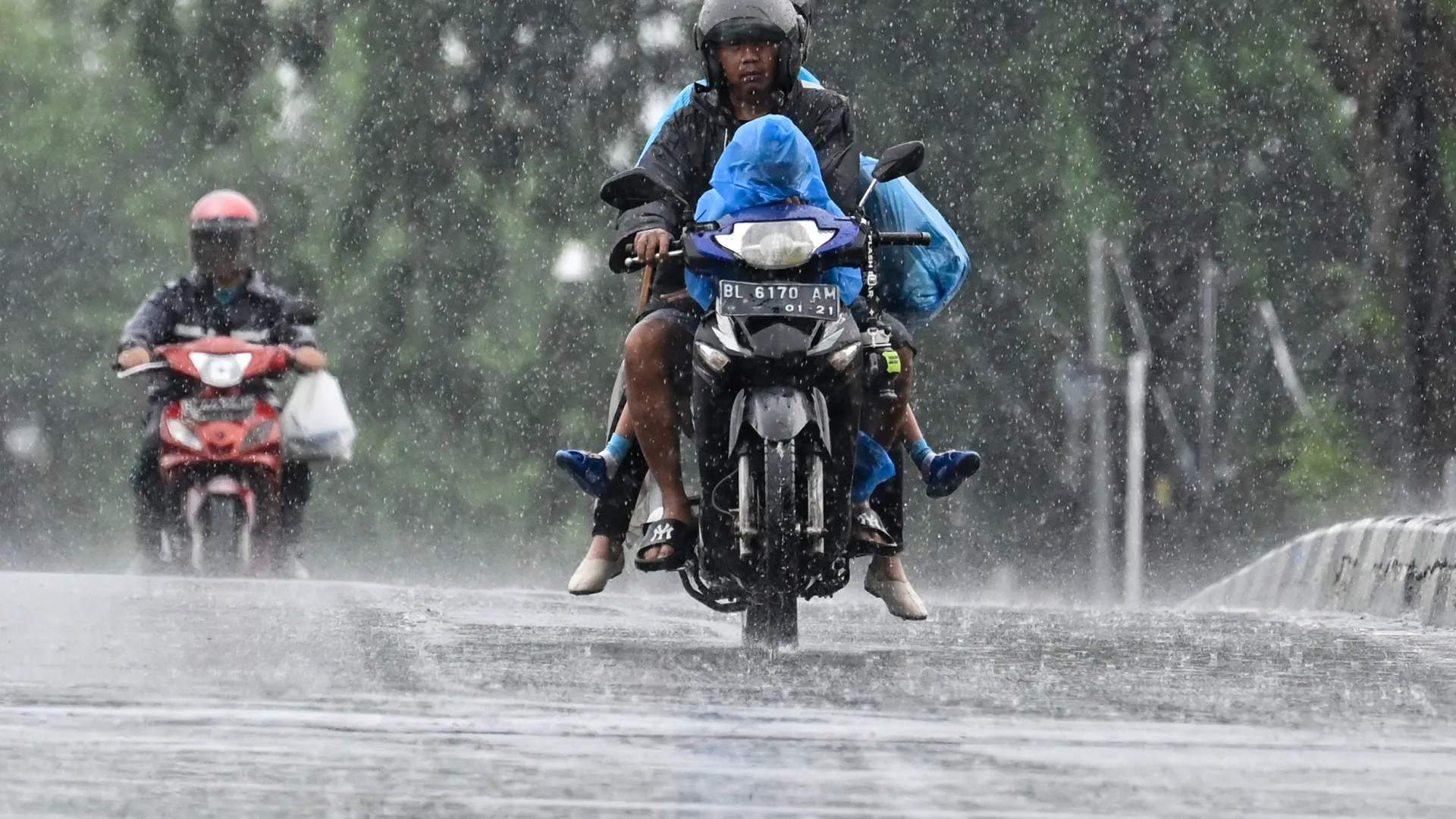 
                    Pelo menos 23 mortos em deslizamentos de terra e cheias em Sumatra
                