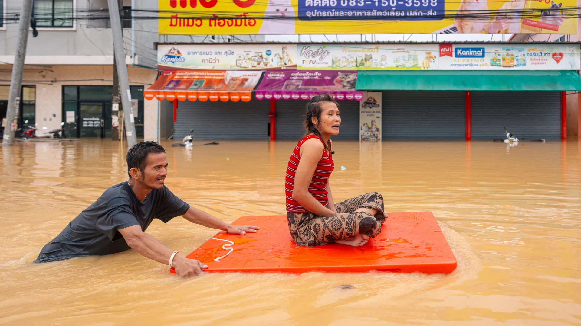 
                    Inundações na Tailândia provocam 33 mortos e deixam milhares desalojados
                