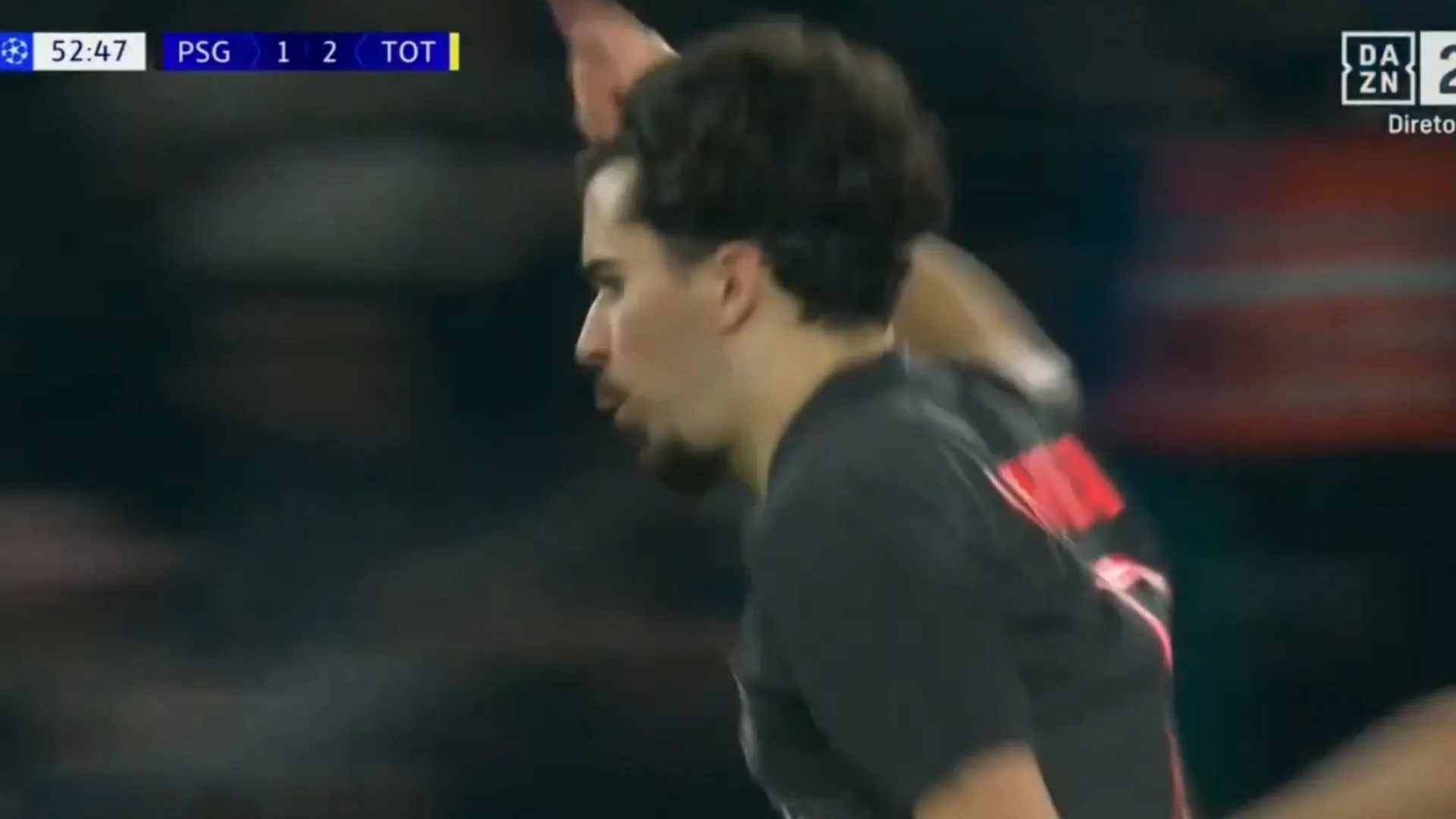 
                    Vitinha bisou desta forma frente ao Tottenham... com 'bomba' à mistura
                