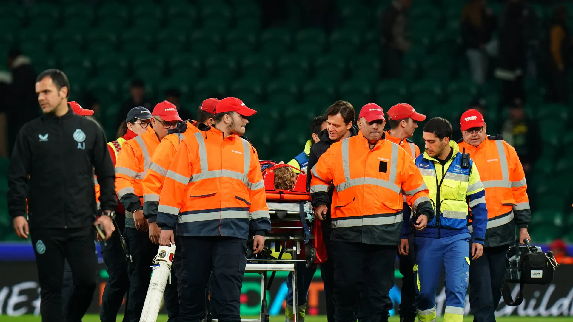 
                    Guardião transportado para hospital após choque no Sporting-Club Brugge
                