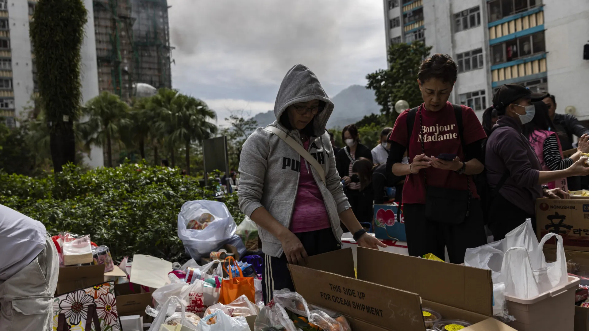 
                    Familiares desesperam por notícias em Hong Kong: 