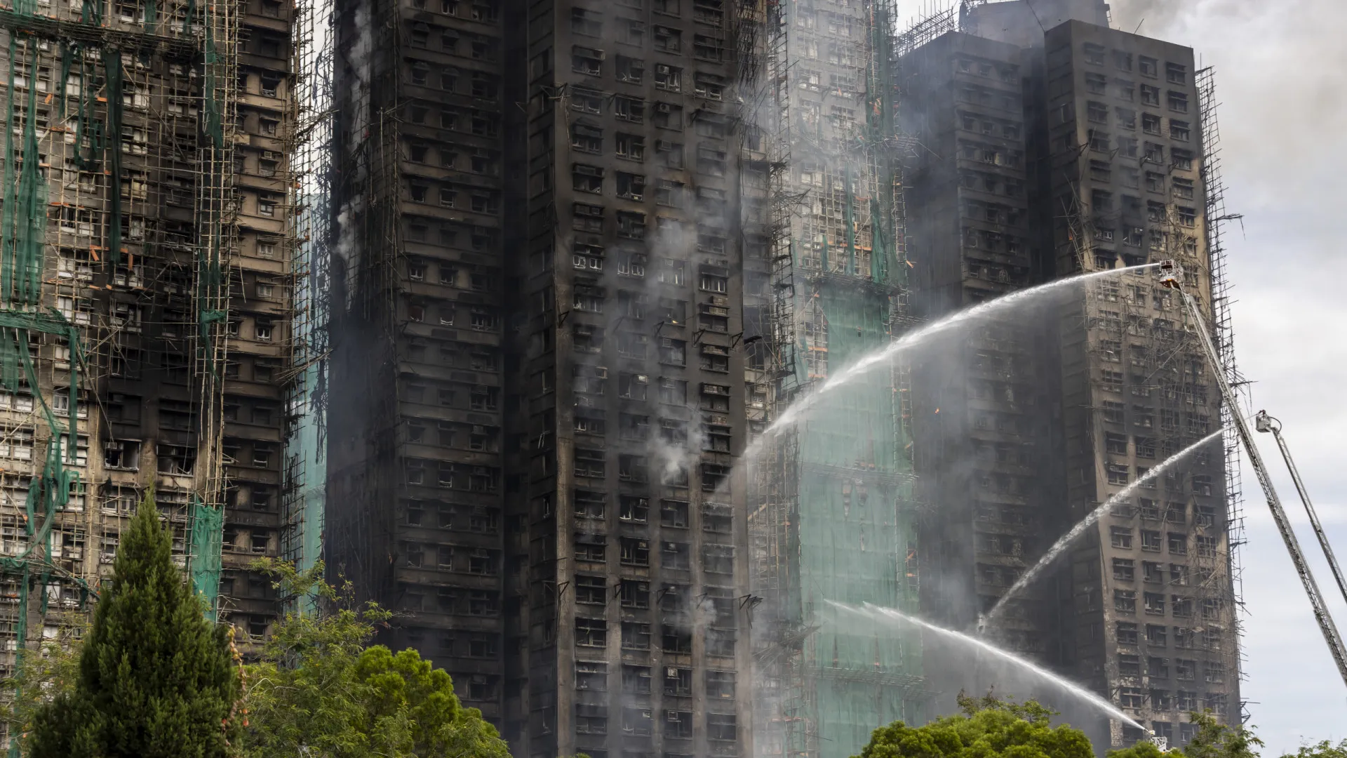 
                    Hong Kong entre o luto e a raiva uma semana após pior incêndio desde 1948
                