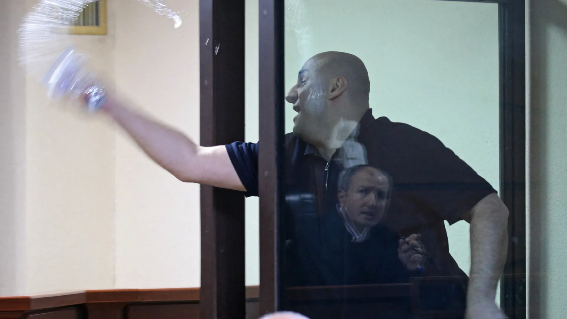 
                    Geórgia. Líder da oposição recebe sentença maior por atirar água a juiz
                