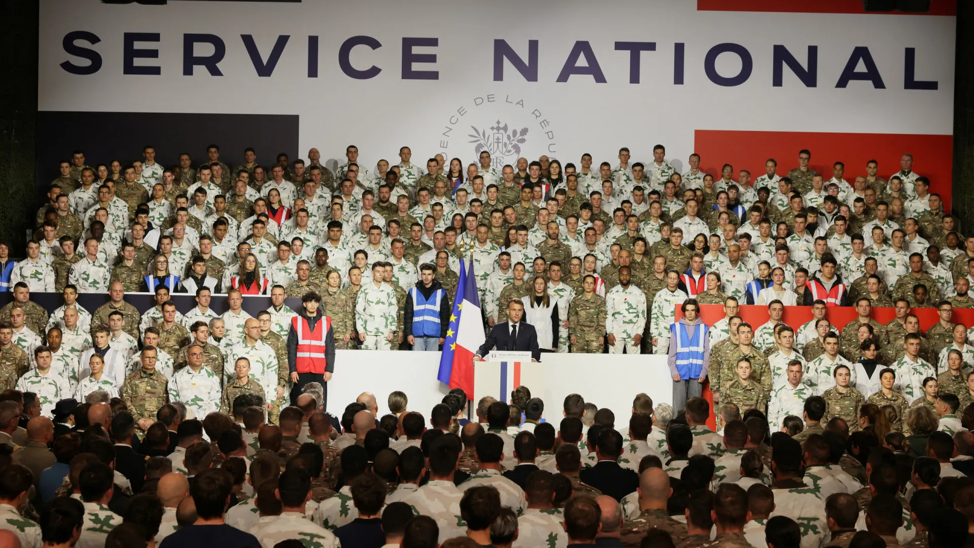 
                    Macron anuncia serviço militar já 