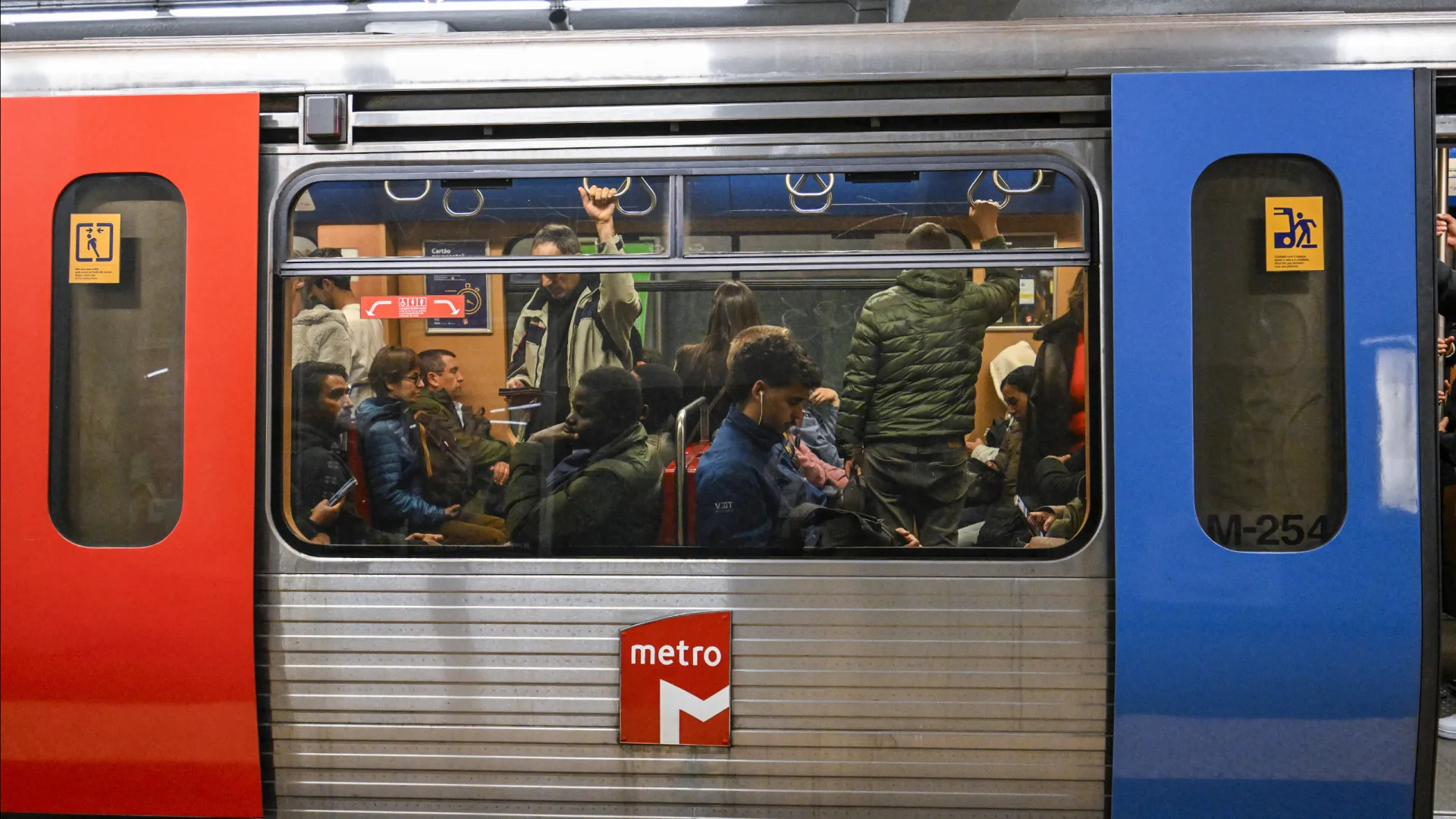
                    Linha Azul do Metro de Lisboa interrompida entre Pontinha e Marquês de Pombal
                