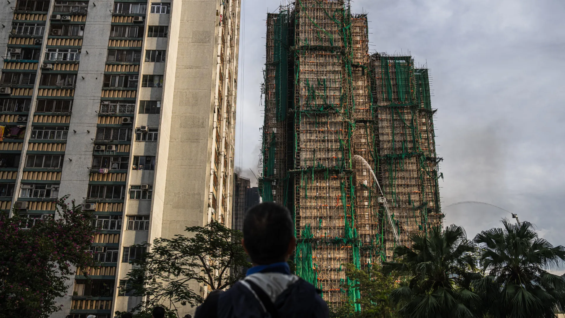 
                    Hong Kong devastada por incêndio mortífero. Como surgiu e o que se segue?
                