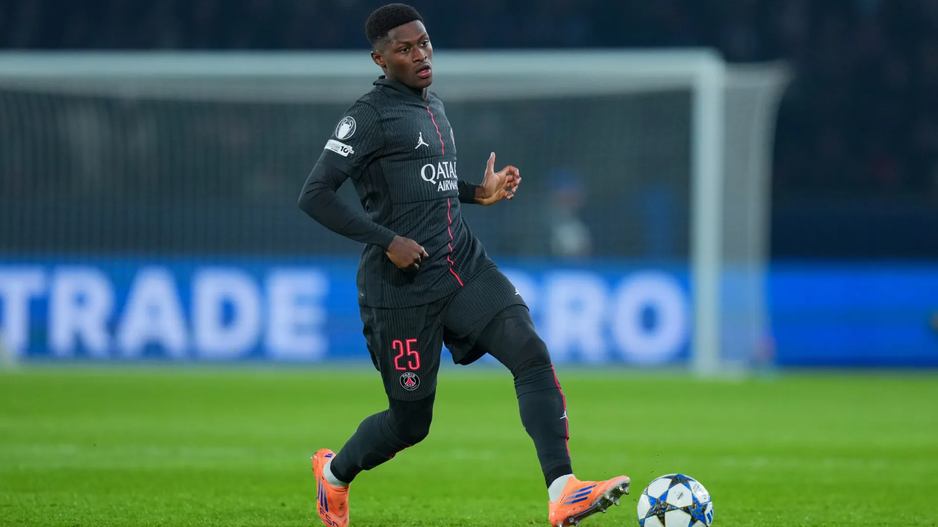 Nuno Mendes saiu ao intervalo do PSG-Tottenham e já há uma explicação