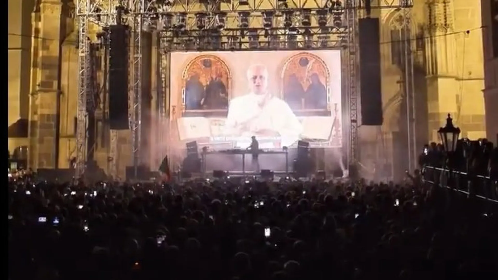 
                    Papa Leão XIV abençoa fiéis durante concerto do Padre Guilherme. Há vídeo
                