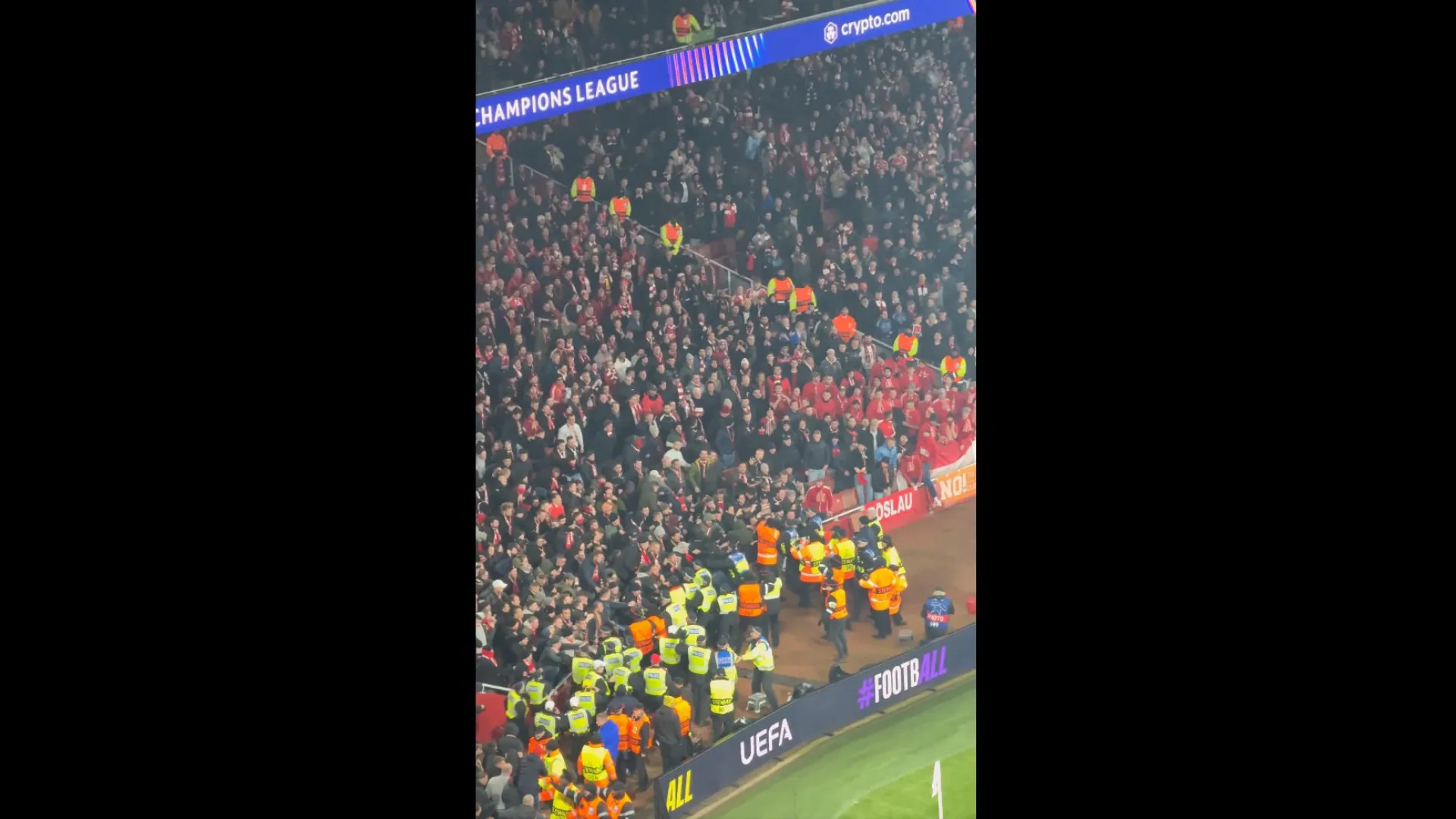 
                    Pancadaria na bancada entre adeptos e stewards antes do Arsenal-Bayern
                