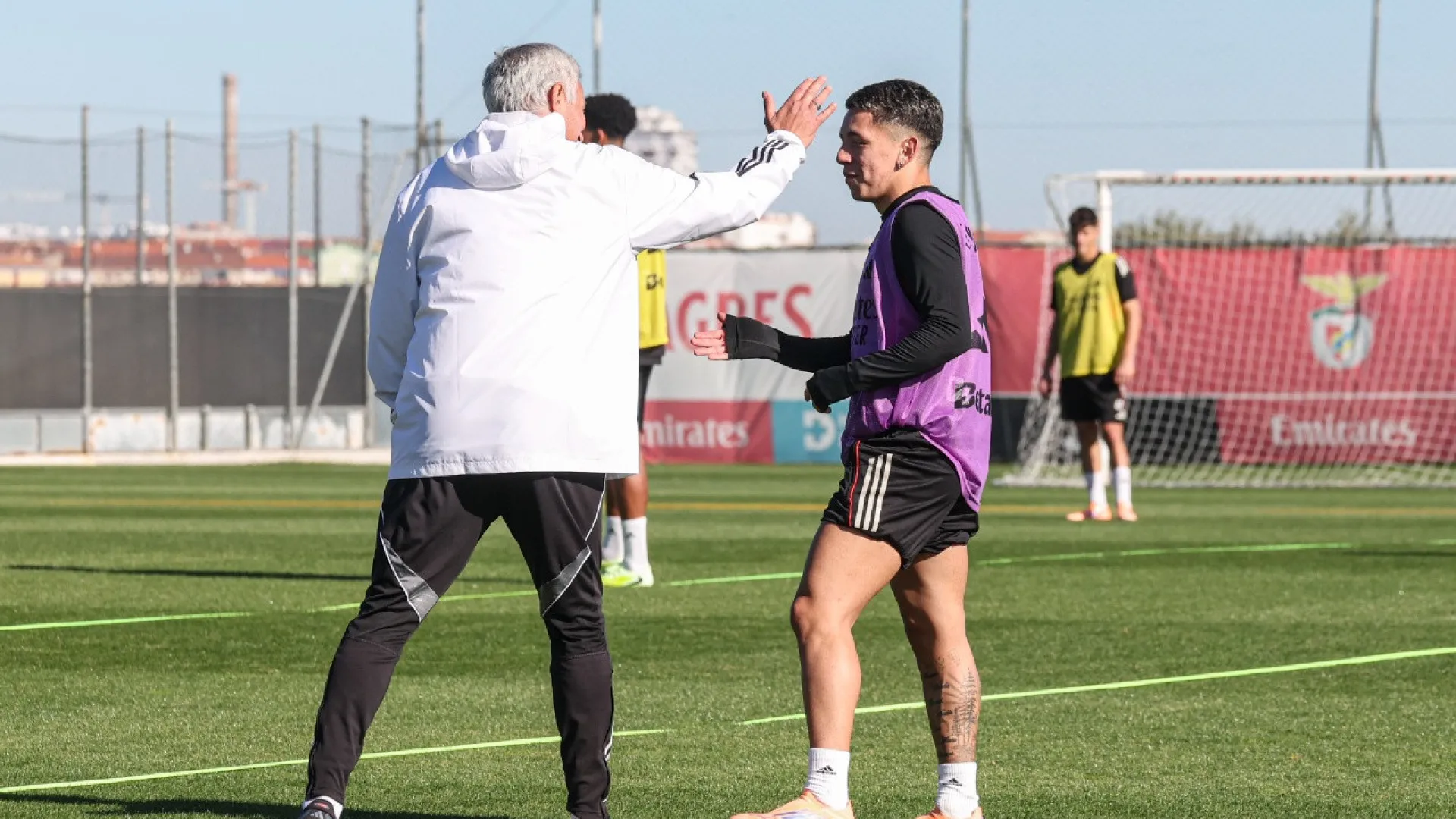 
                    Abraços e sorrisos. Benfica foca-se na I Liga após glória na Champions
                