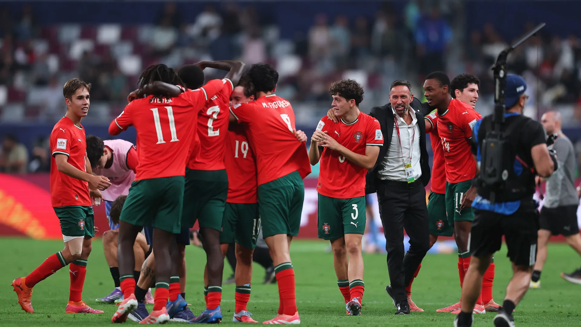 
                    Metade, metade. Portugal conquista 17.º título na 34.ª final da história
                