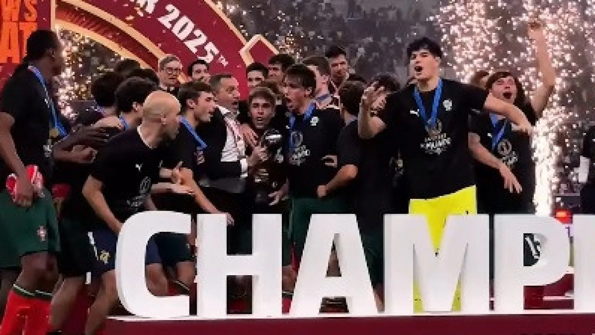 
                    O momento em que a seleção sub-17 levanta o troféu de campeão do mundo
                